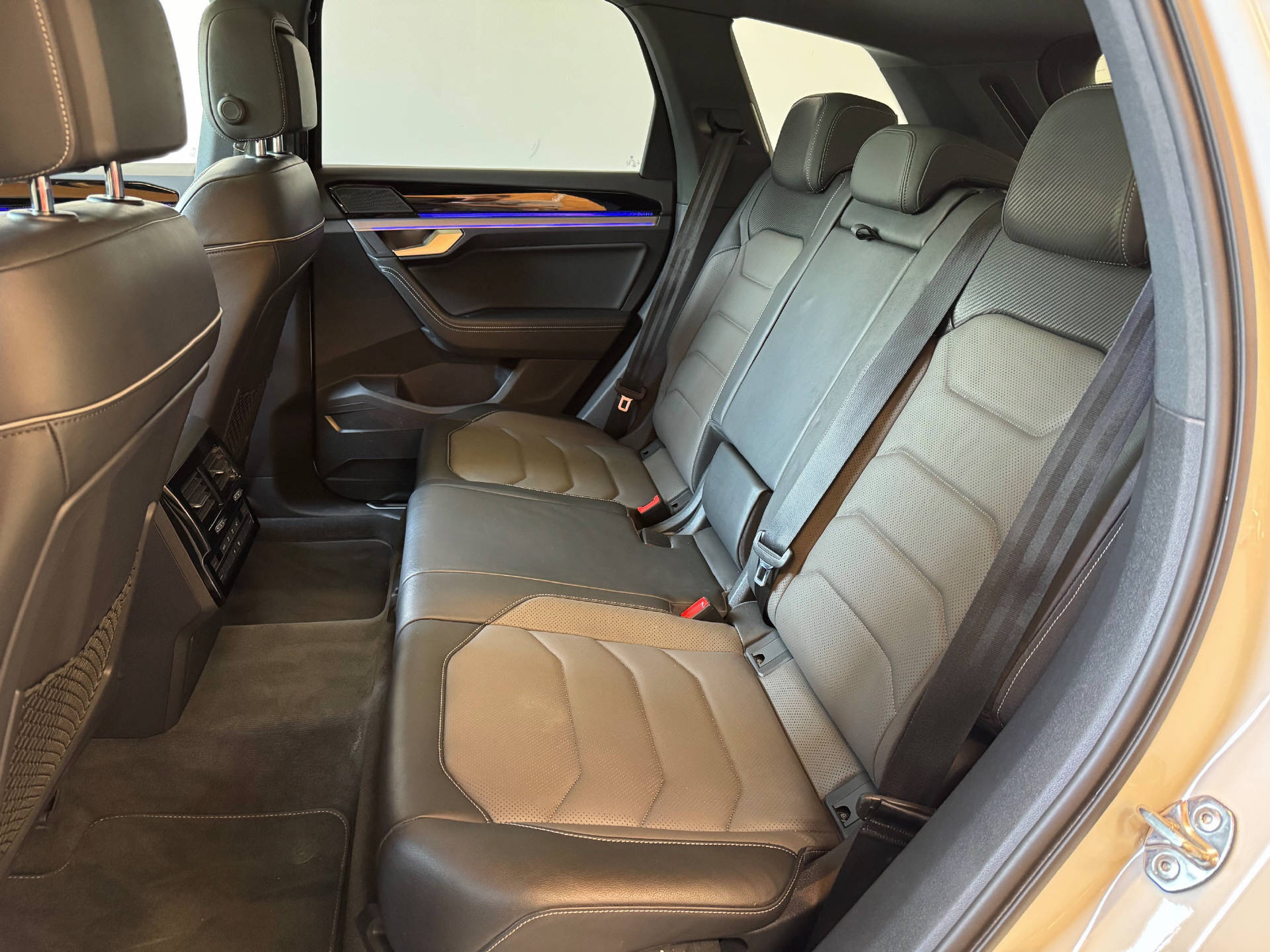 VW Touareg 3.0 V6 TDI 286 R-Line-image-4