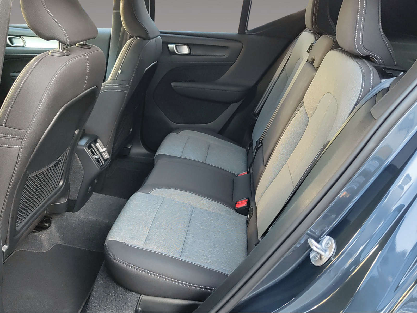 VOLVO XC40 2.0 B4 MH Plus Dark-image-16