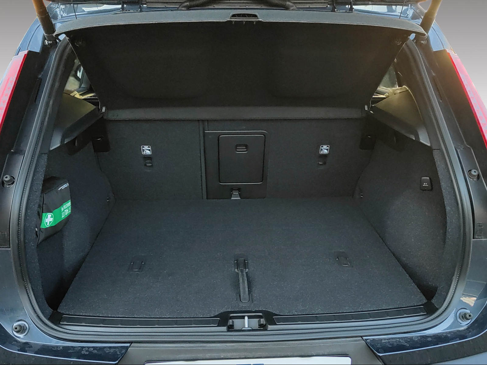 VOLVO XC40 2.0 B4 MH Plus Dark-image-17
