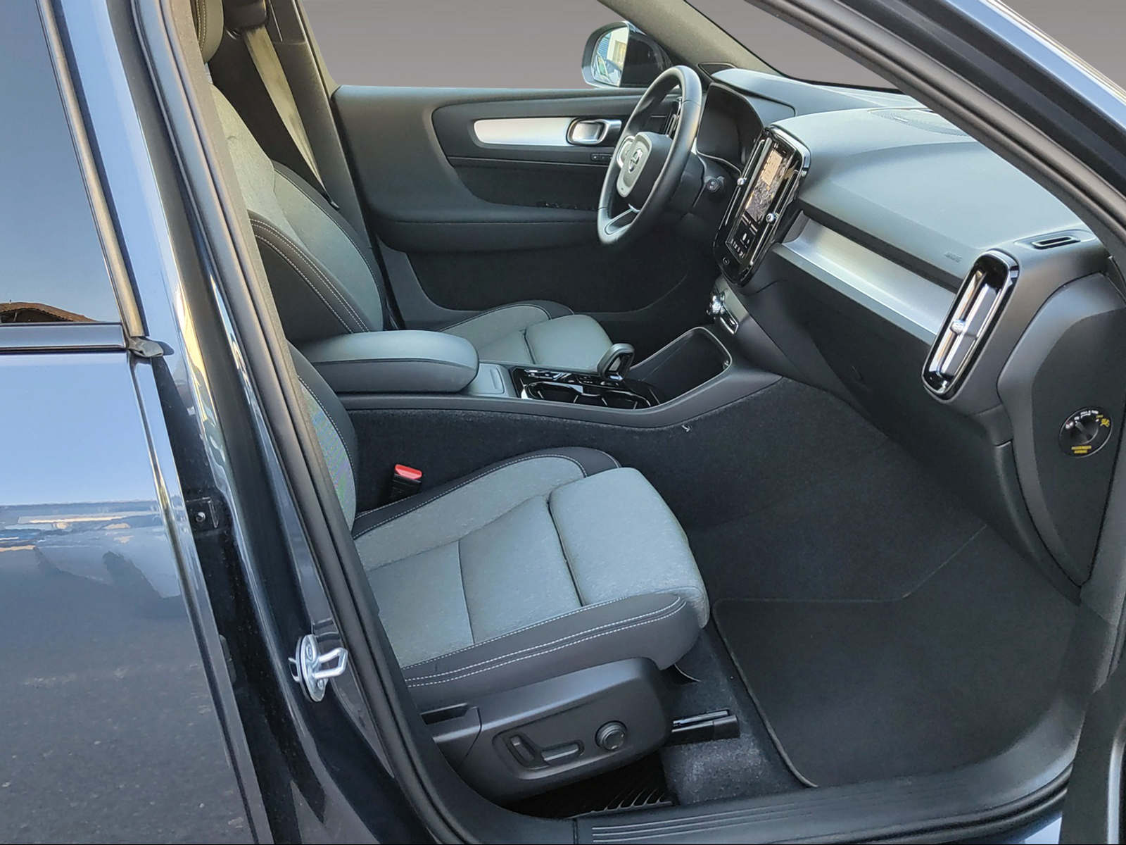 VOLVO XC40 2.0 B4 MH Plus Dark-image-15
