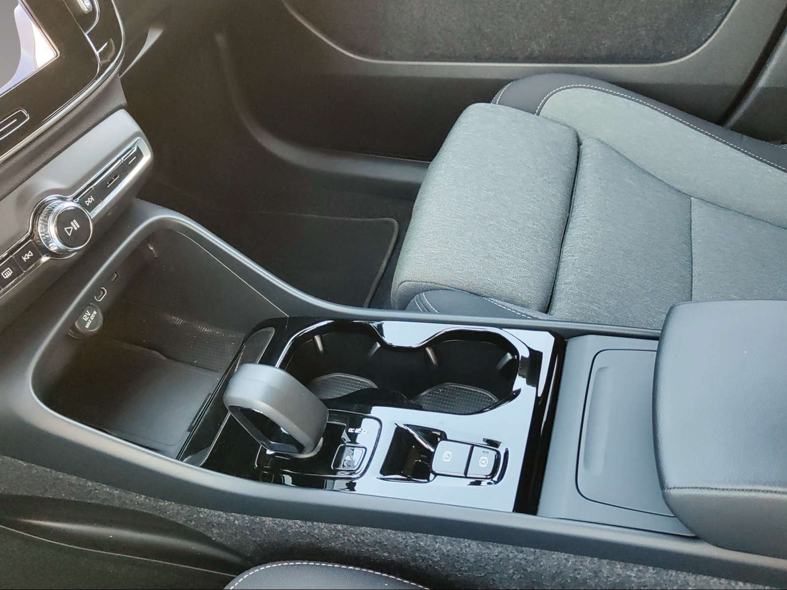 VOLVO XC40 2.0 B4 MH Plus Dark-image-12
