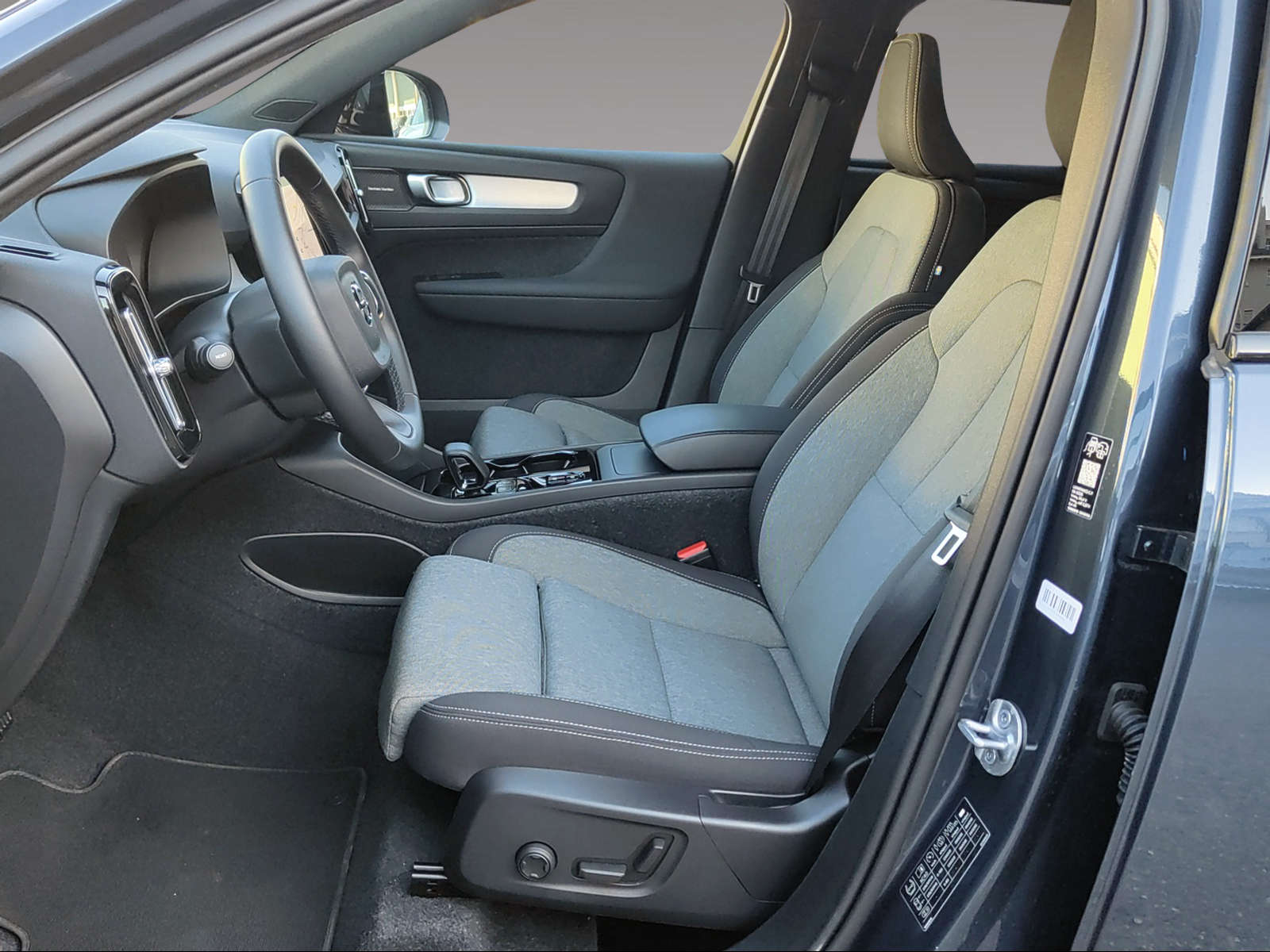 VOLVO XC40 2.0 B4 MH Plus Dark-image-7