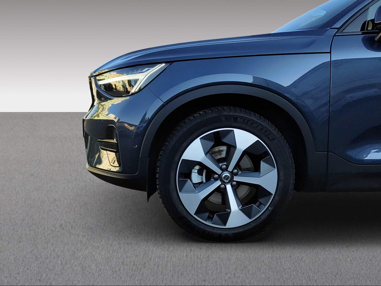 VOLVO XC40 2.0 B4 MH Plus Dark-image-5