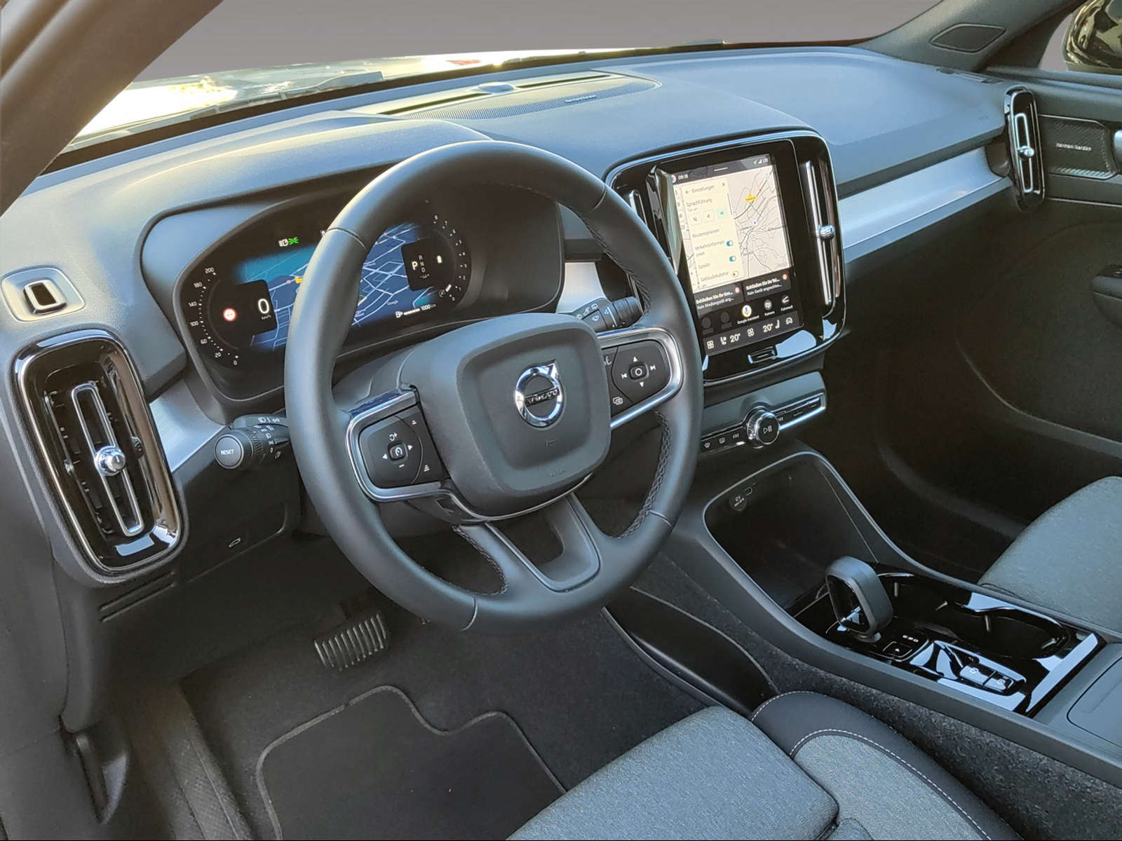 VOLVO XC40 2.0 B4 MH Plus Dark-image-9