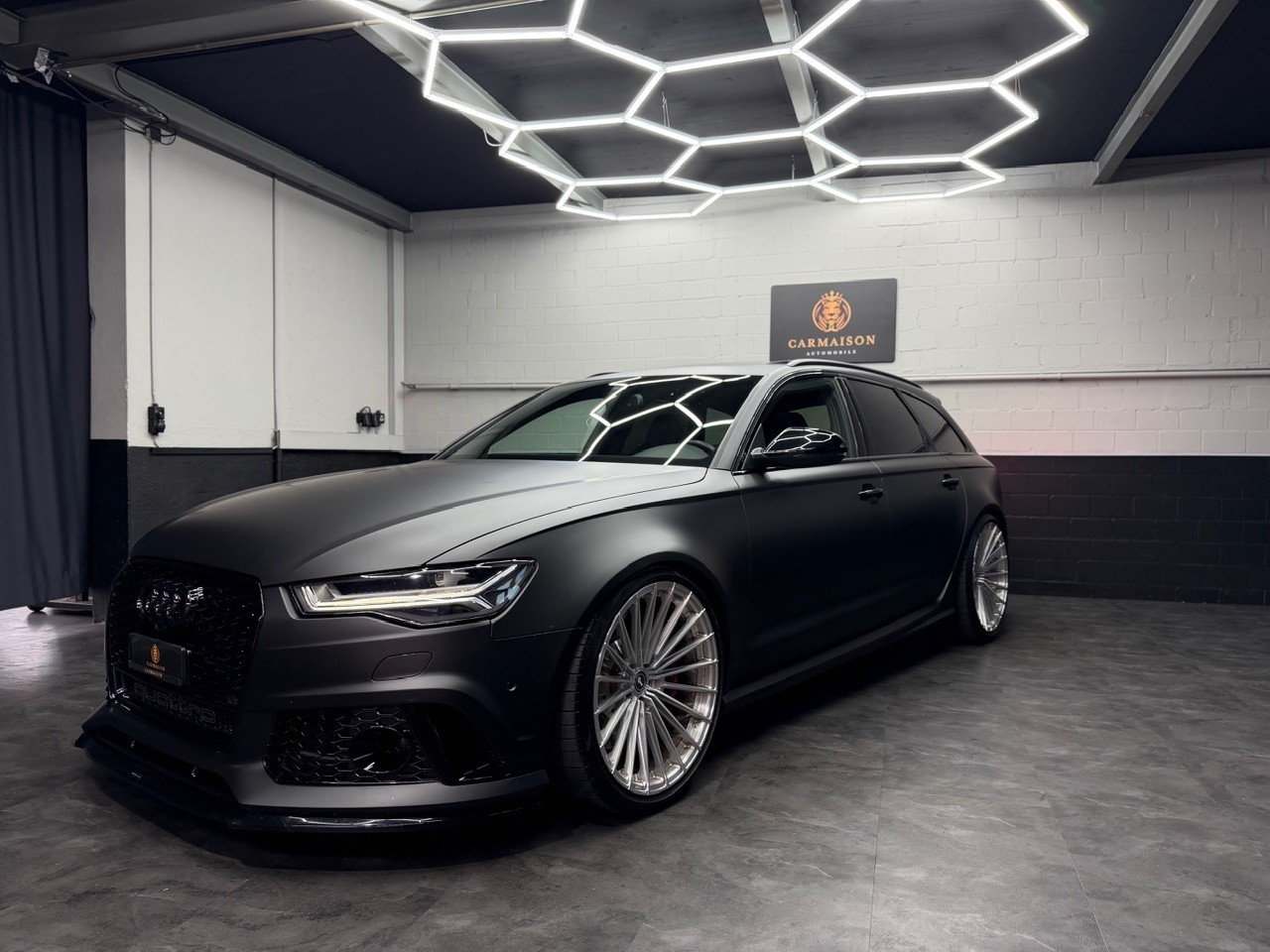AUDI RS6 Avant 4.0 TFSI V8 performance quattro | CH-Auto | Lowide Wheels | Schiebedach | 360° Kamera | Grau Matt-image-2