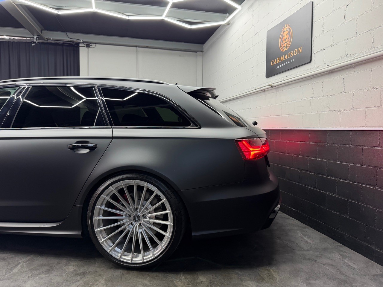 AUDI RS6 Avant 4.0 TFSI V8 performance quattro | CH-Auto | Lowide Wheels | Schiebedach | 360° Kamera | Grau Matt-image-3