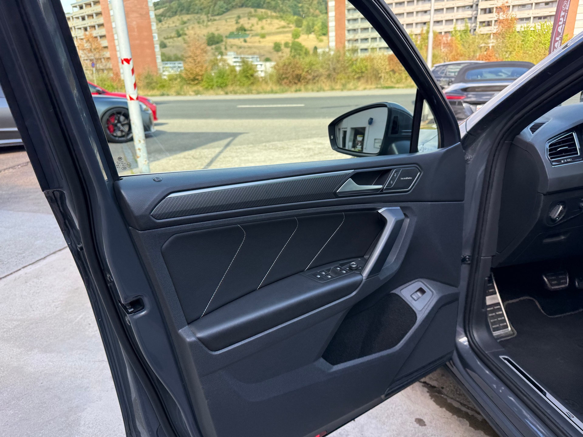 VW Tiguan 2.0TSI R-Line 4Motion DSG-image-8