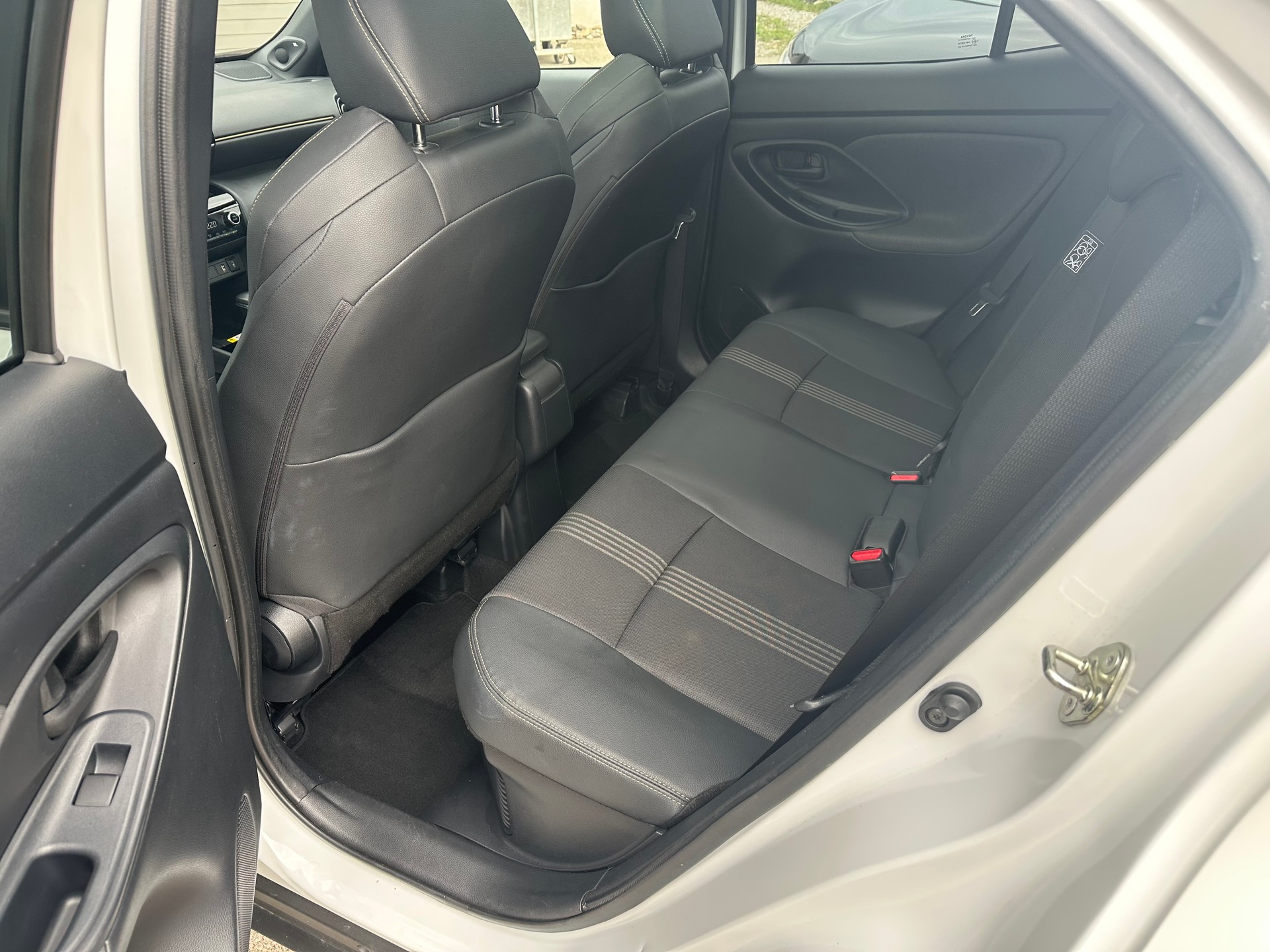 TOYOTA Yaris Cross 1.5 115PS Adventure e-CVT AWDi Top-Ausstattung **10Jahre Herstellergarantie**-image-6