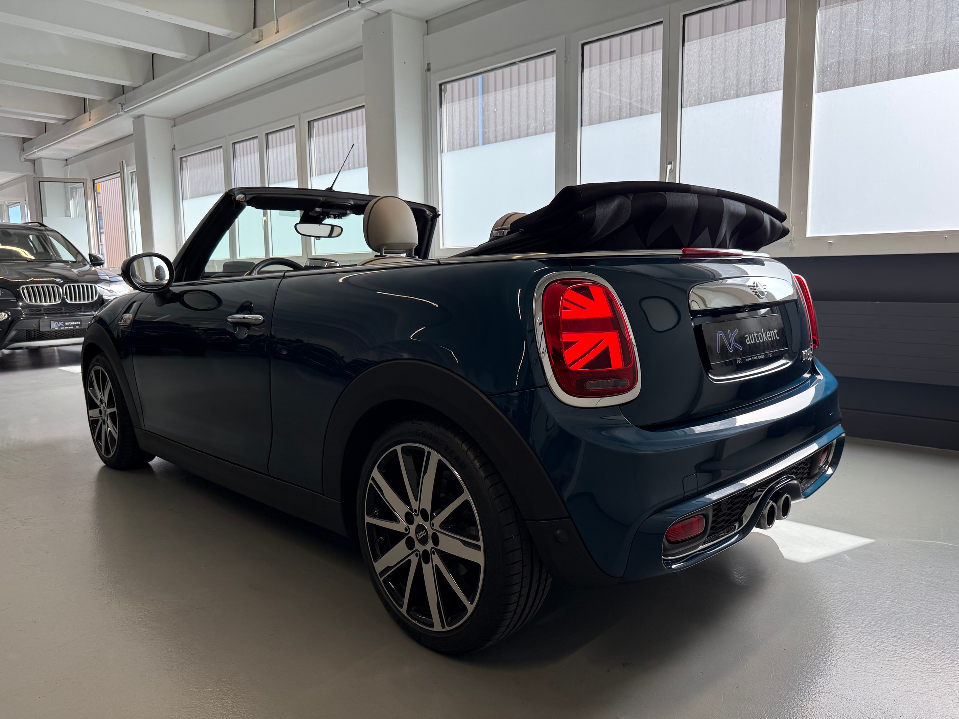 MINI Cooper S Cabriolet Sidewalk DKG-showroom-element-3