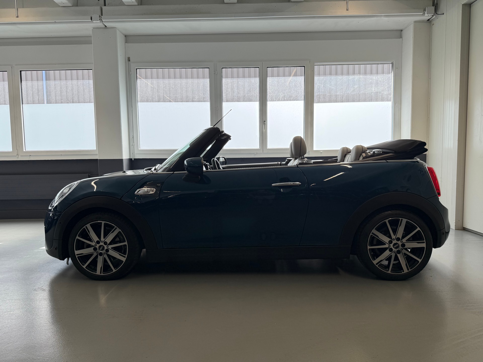 MINI Cooper S Cabriolet Sidewalk DKG-showroom-element-2