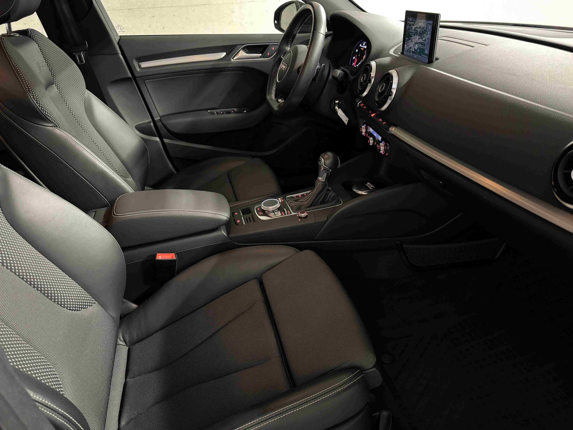 AUDI A3 Sportback 1.4 TFSI Ambition S-tronic-image-12
