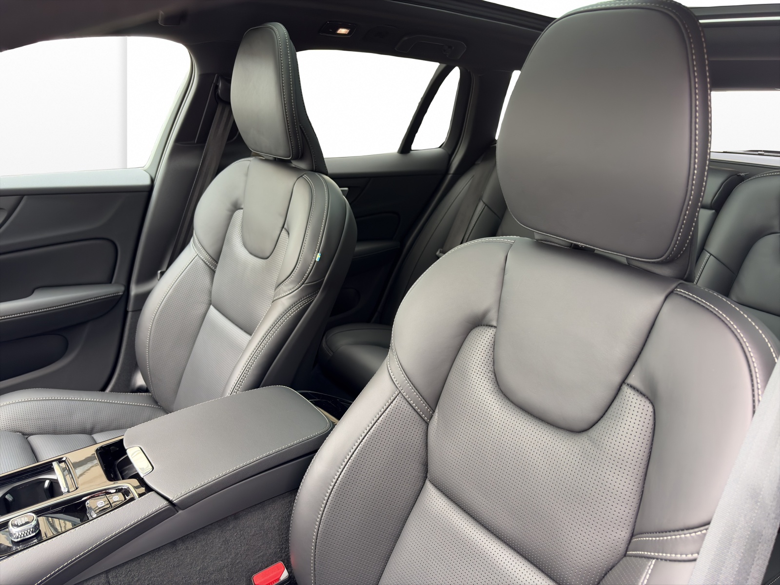 VOLVO V60 2.0 T6 TE Ultra Dark eAWD-image-8