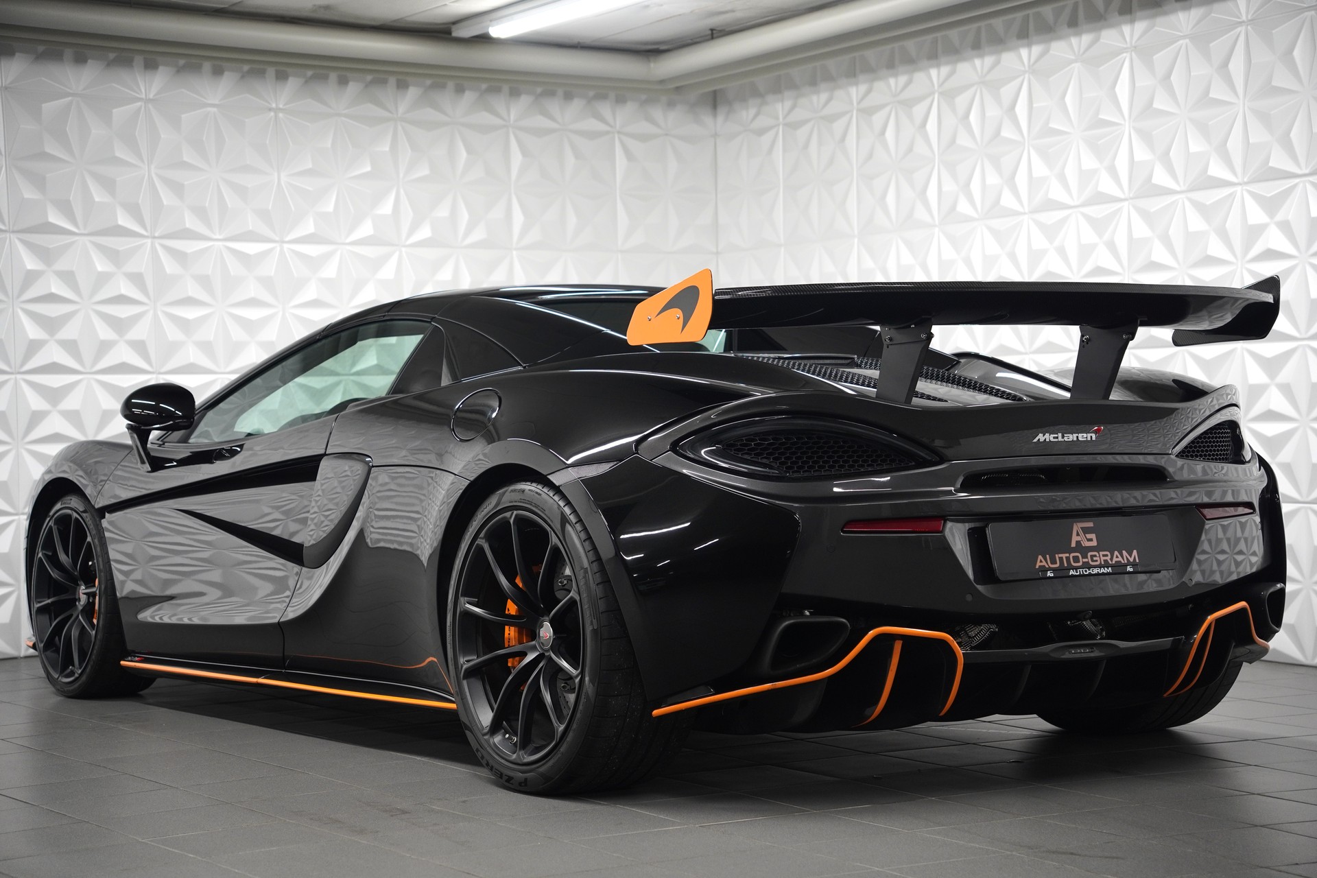 McLAREN 570S Spider 3.8 V8 SSG-showroom-element-2