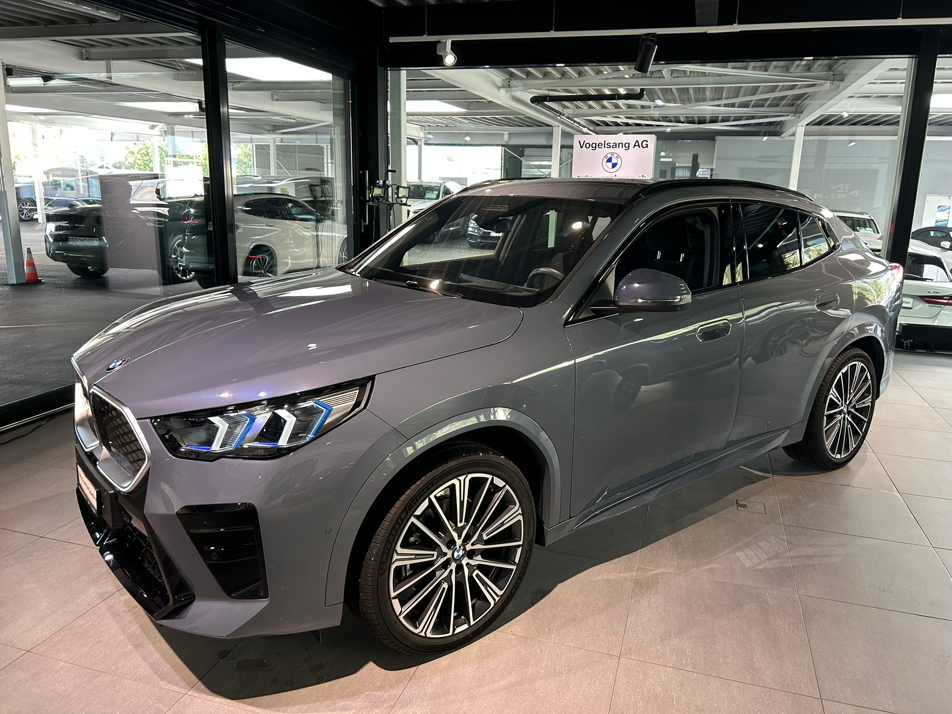 BMW iX2 xDrive 30 Edition M Sport-image-1