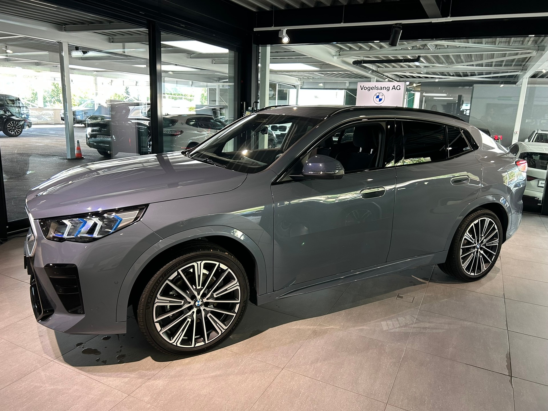 BMW iX2 xDrive 30 Edition M Sport-image-0