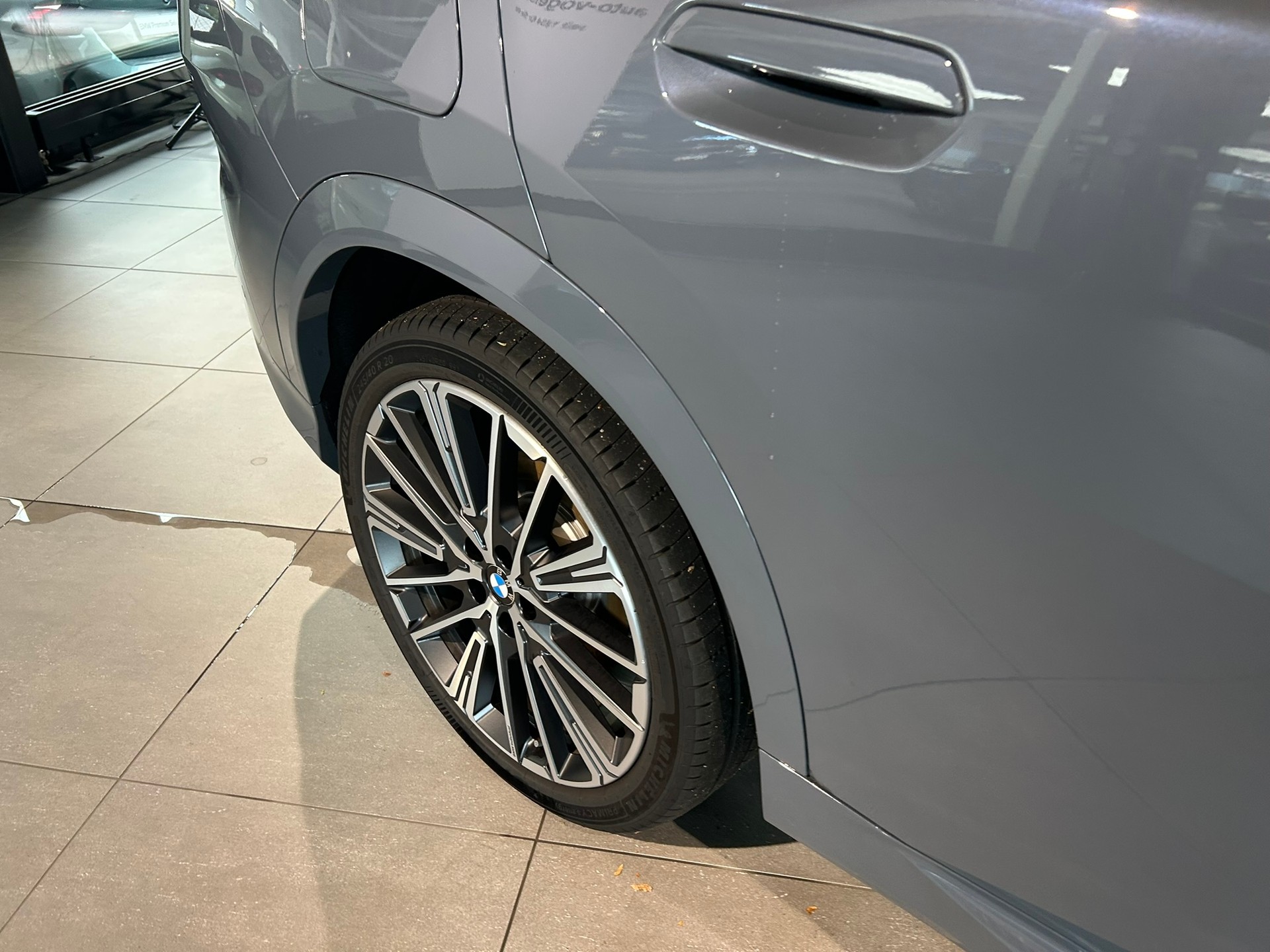 BMW iX2 xDrive 30 Edition M Sport-image-16