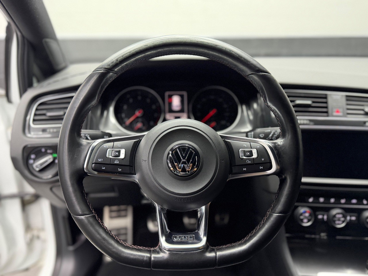 VW Golf 2.0 TSI GTI Performance | CH-Auto-image-16