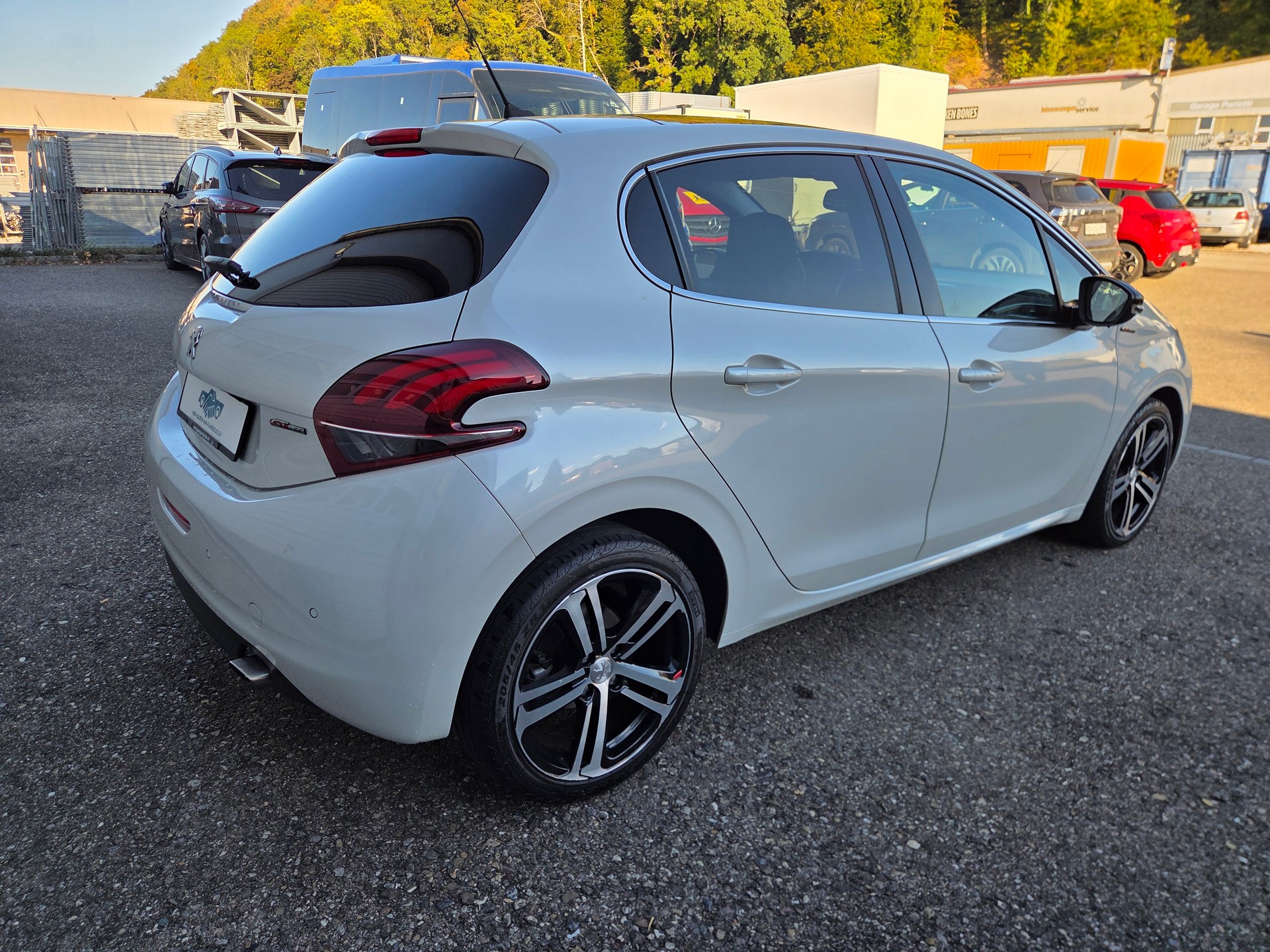 PEUGEOT 208 1.2 PureTech GT Line EAT6-image-3