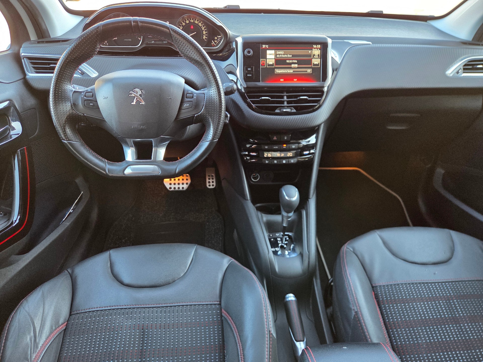 PEUGEOT 208 1.2 PureTech GT Line EAT6-image-7