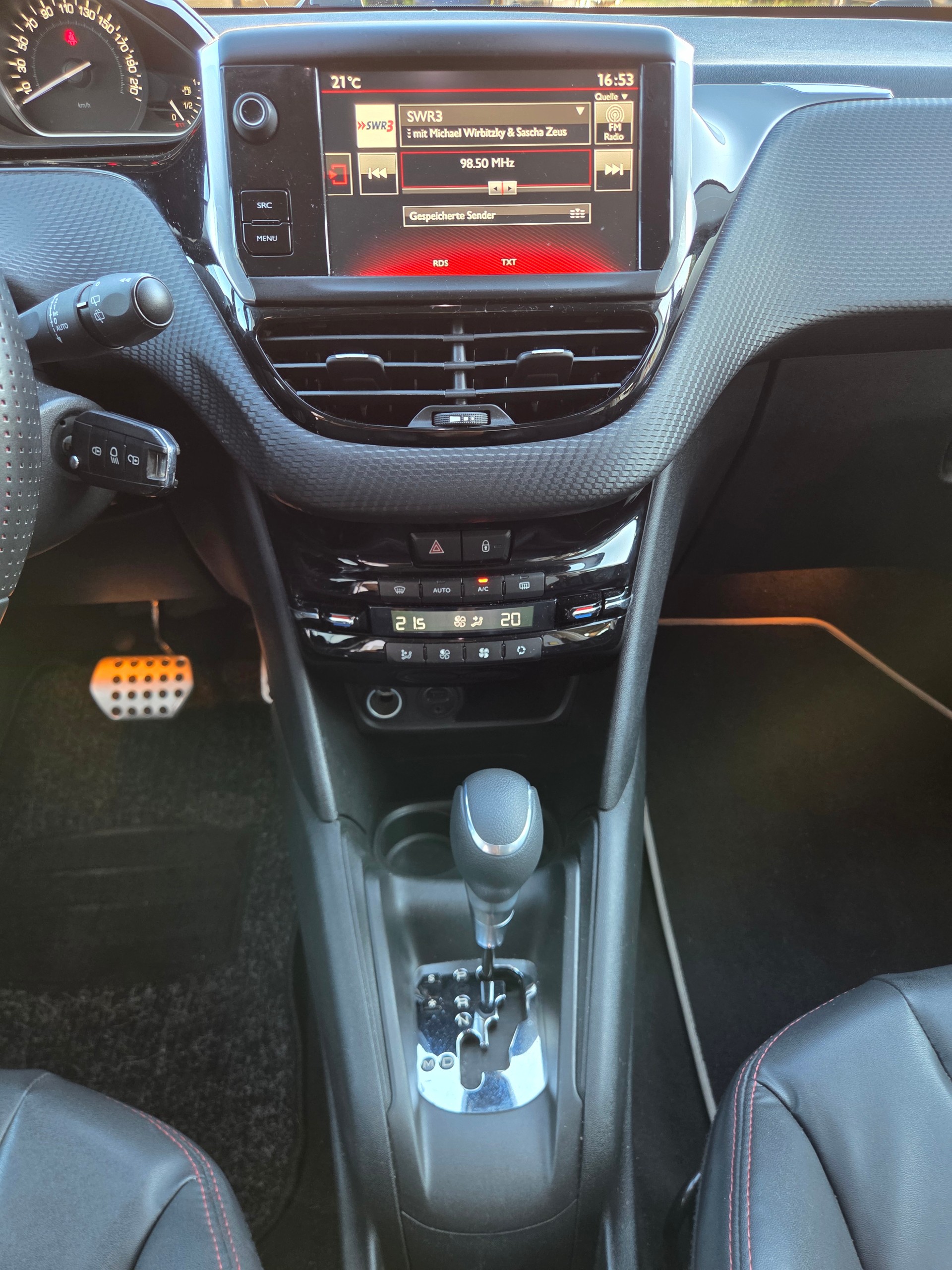 PEUGEOT 208 1.2 PureTech GT Line EAT6-image-9