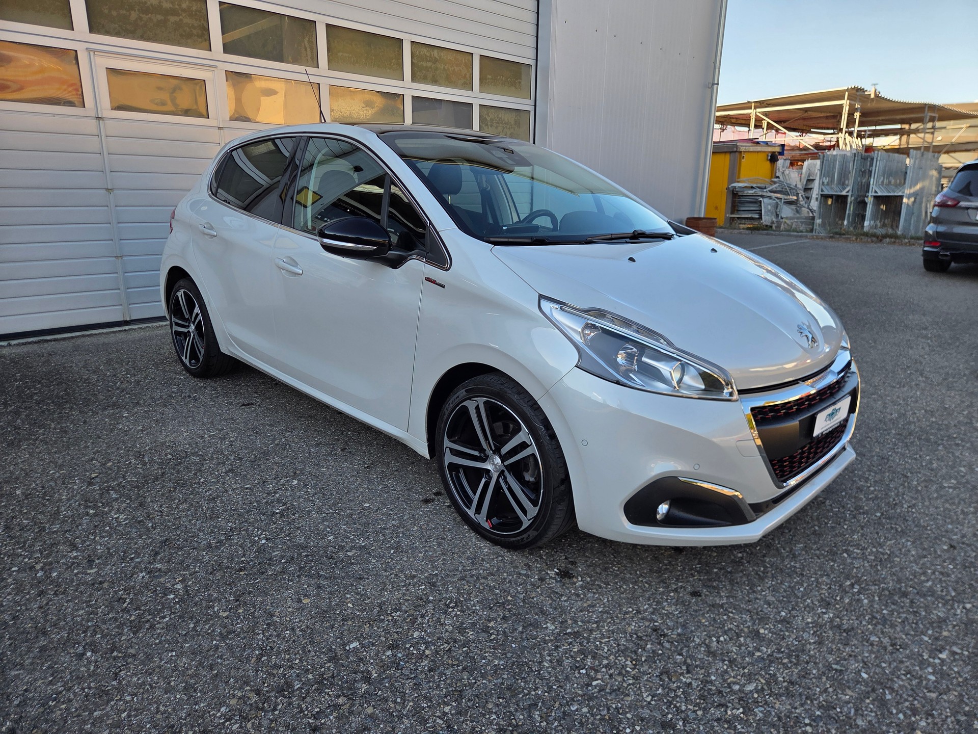 PEUGEOT 208 1.2 PureTech GT Line EAT6-image-2