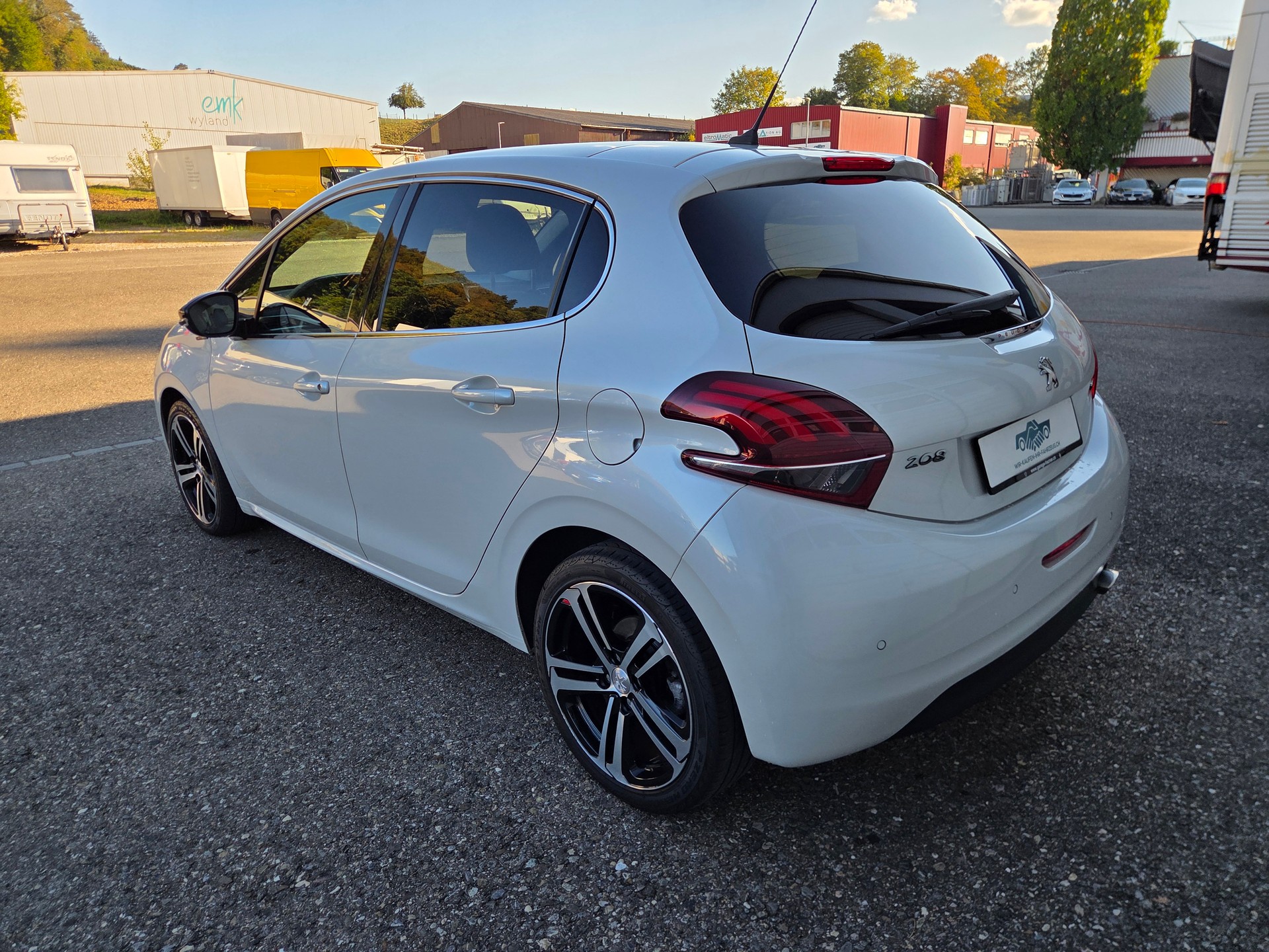 PEUGEOT 208 1.2 PureTech GT Line EAT6-image-4