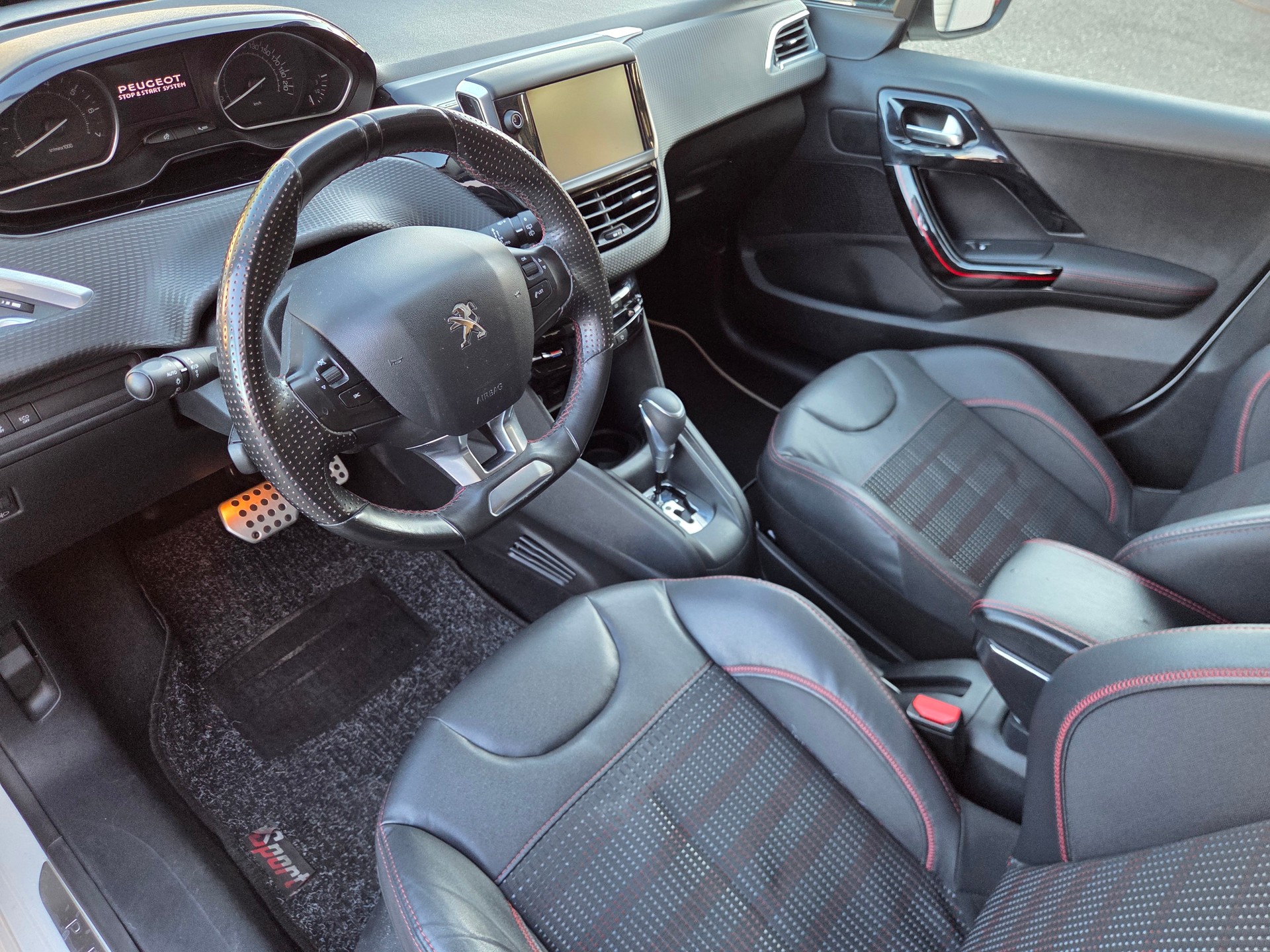 PEUGEOT 208 1.2 PureTech GT Line EAT6-image-5