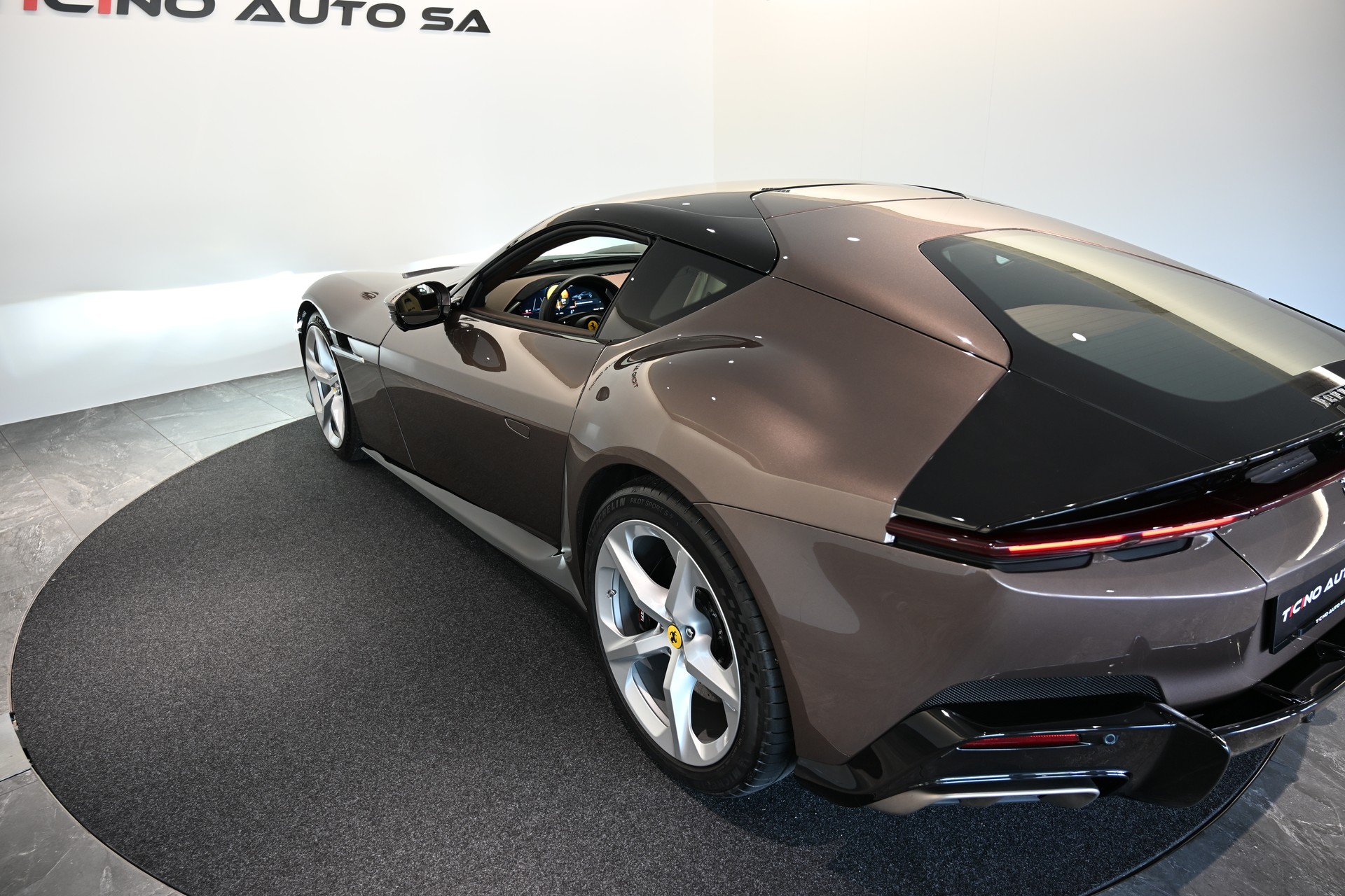 FERRARI 12 Cilindri-image-16