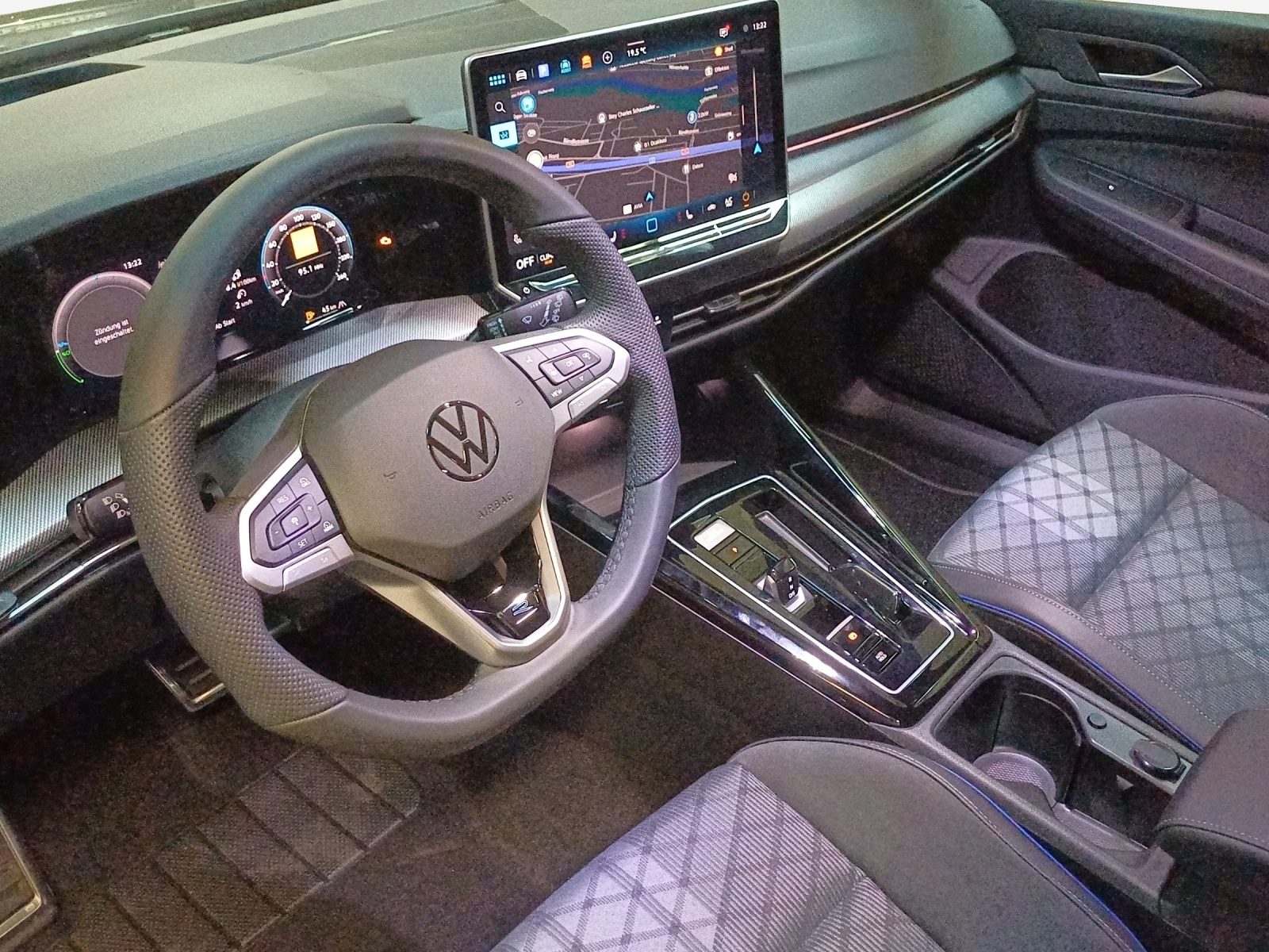 VW Golf 1.5 TSI HEV R-Line-image-13