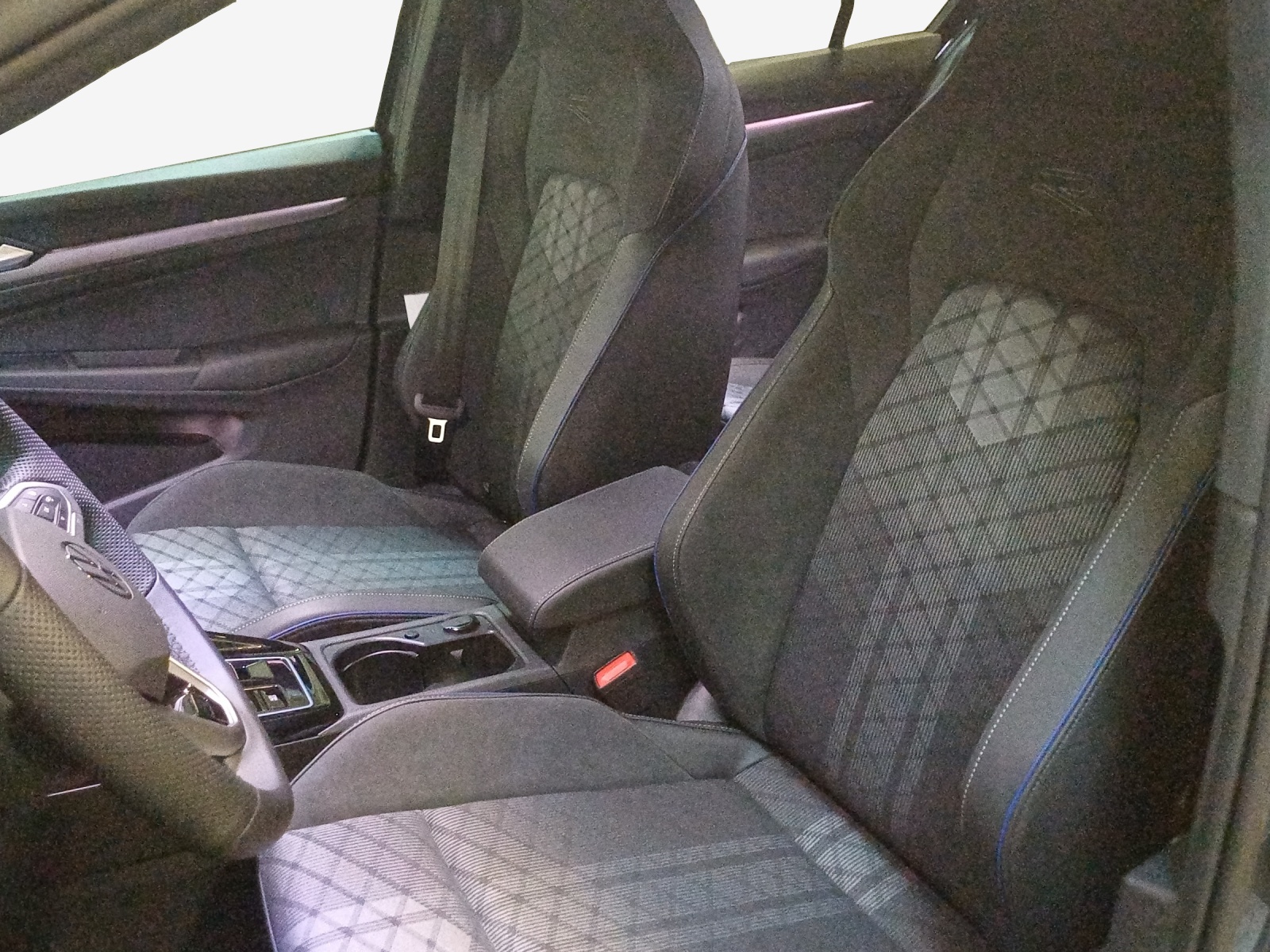 VW Golf 1.5 TSI HEV R-Line-image-14