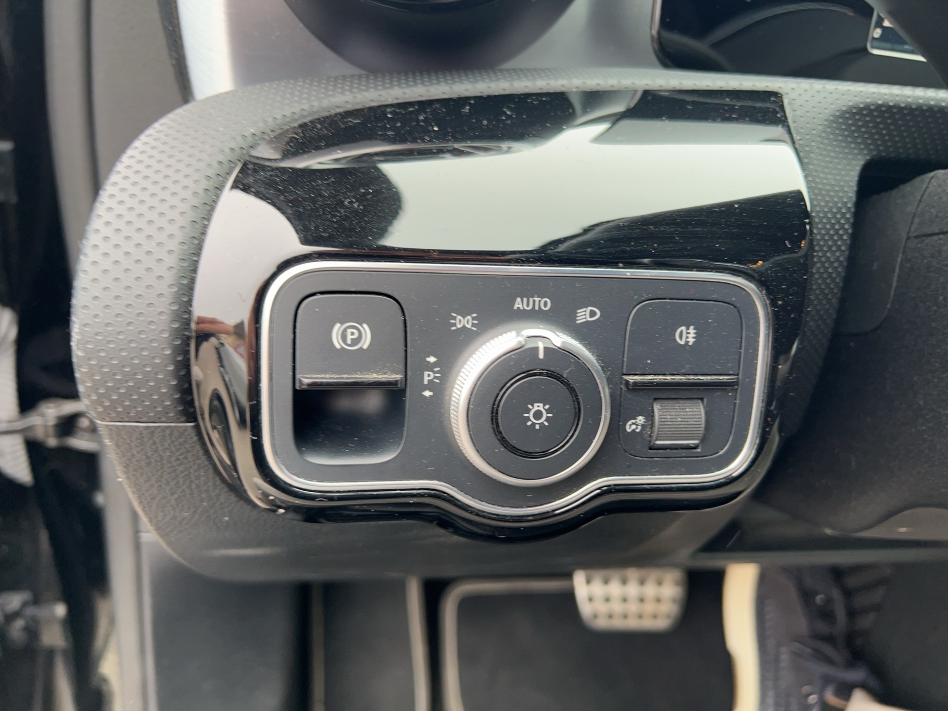 MERCEDES-BENZ A-Klasse A 250 e AMG Line 8G-DCT-image-38