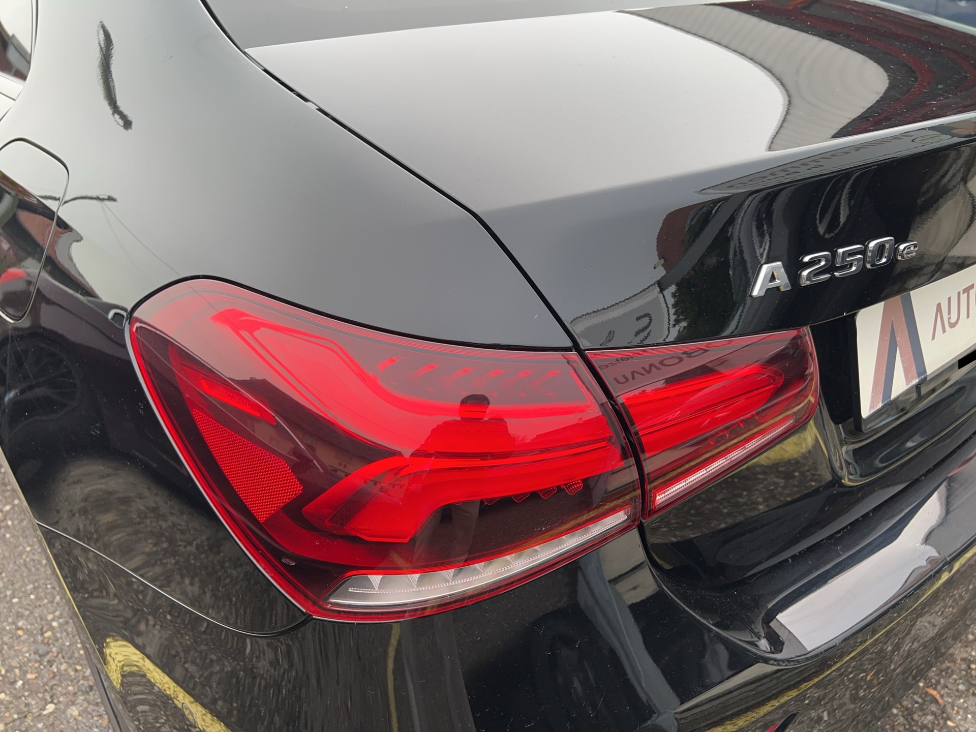 MERCEDES-BENZ A-Klasse A 250 e AMG Line 8G-DCT-image-7
