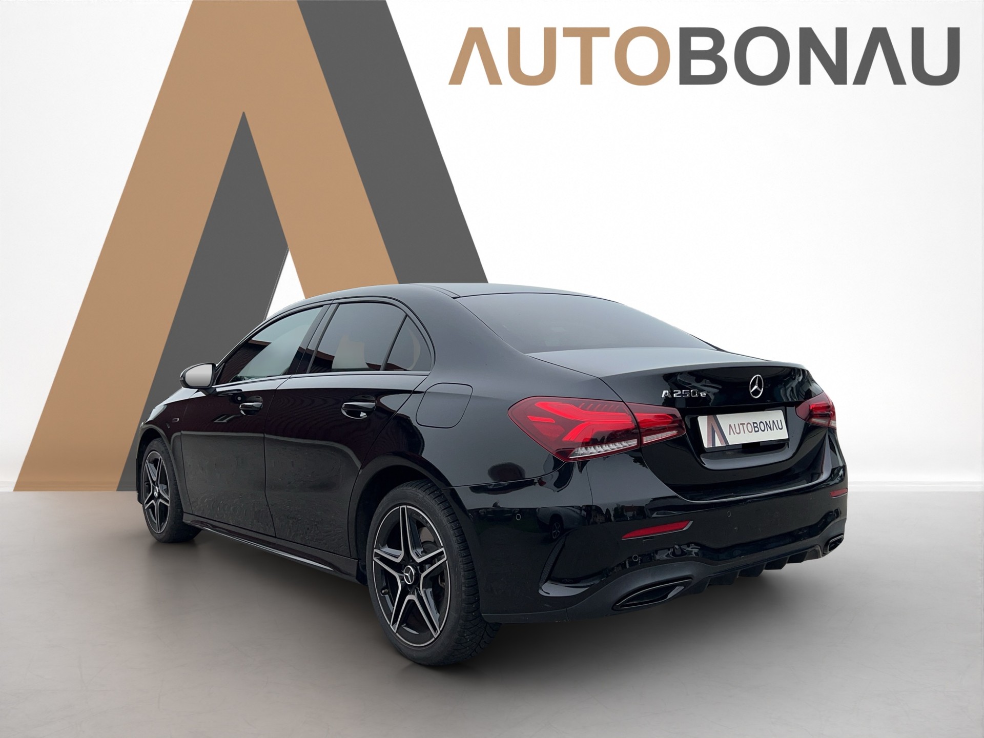MERCEDES-BENZ A-Klasse A 250 e AMG Line 8G-DCT-image-1