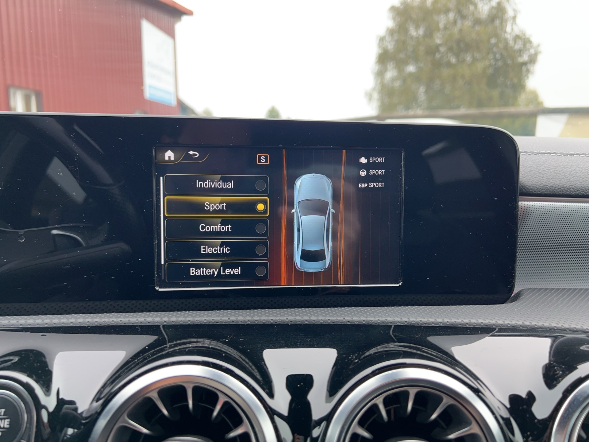 MERCEDES-BENZ A-Klasse A 250 e AMG Line 8G-DCT-image-57