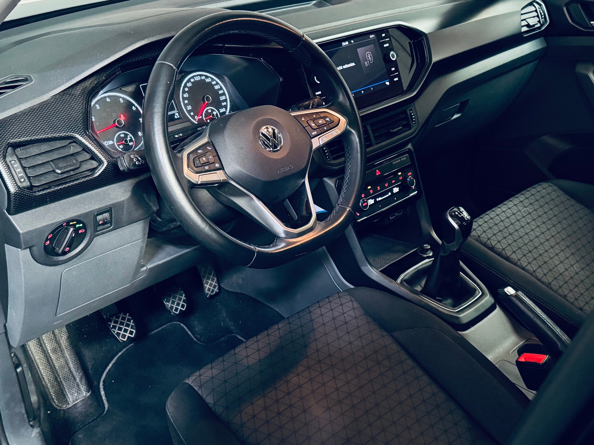 VW T-Cross 1.0 TSI Life-image-12