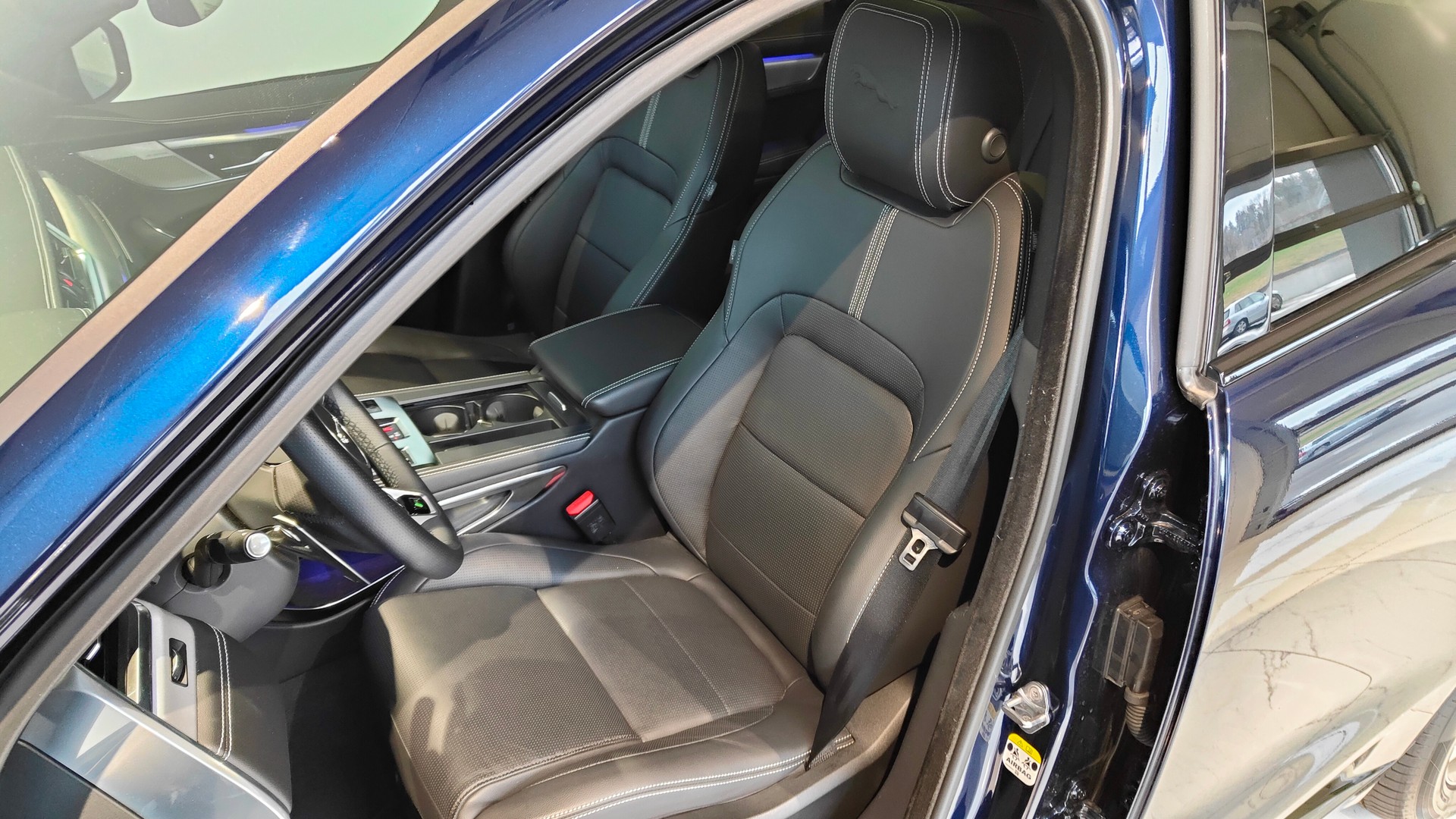 JAGUAR F-Pace 2.0 PHEV 404 R-Dynamic S AWD-image-4