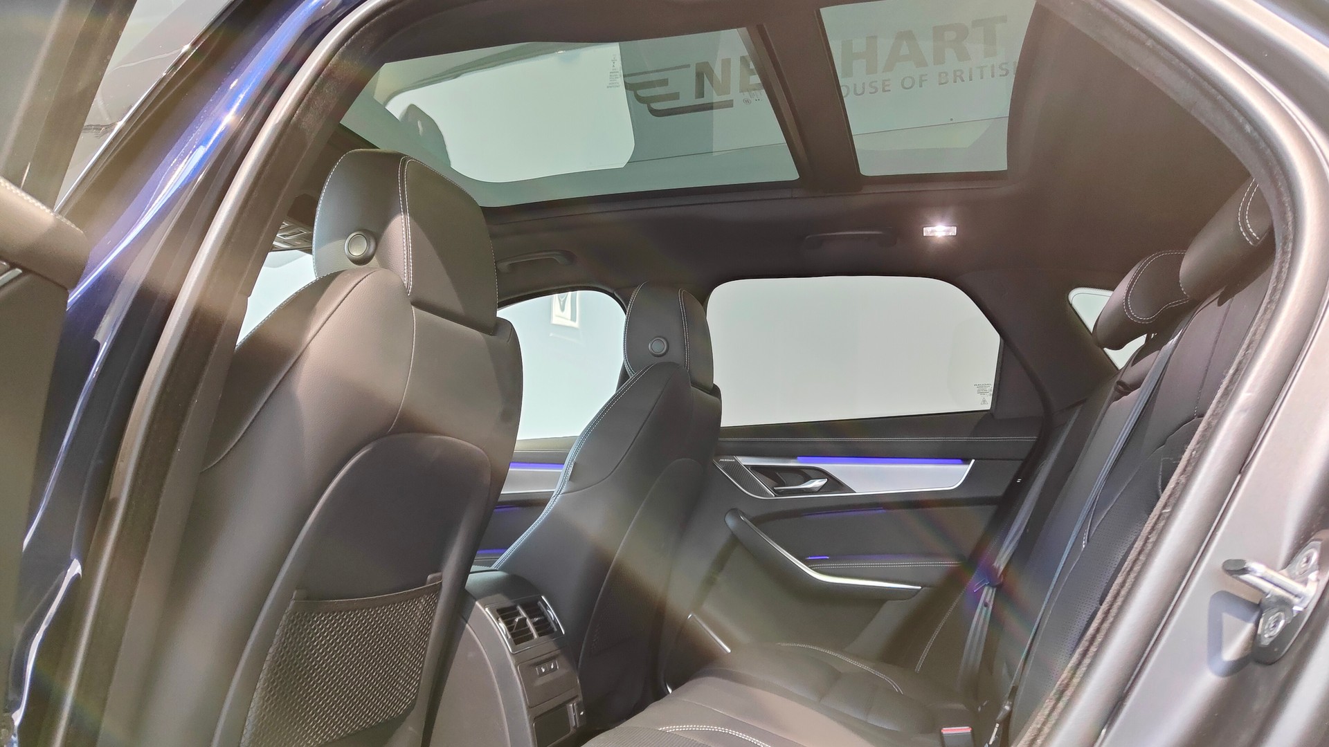 JAGUAR F-Pace 2.0 PHEV 404 R-Dynamic S AWD-image-6