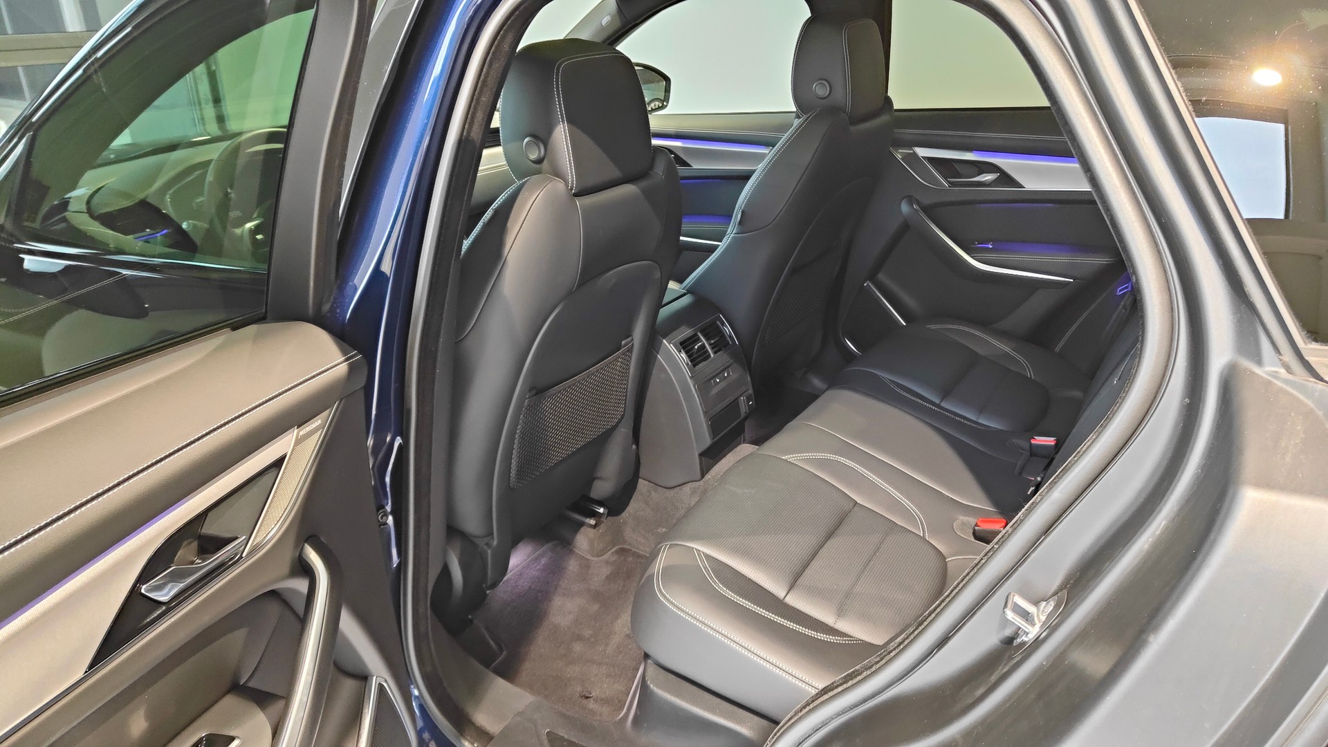 JAGUAR F-Pace 2.0 PHEV 404 R-Dynamic S AWD-image-5