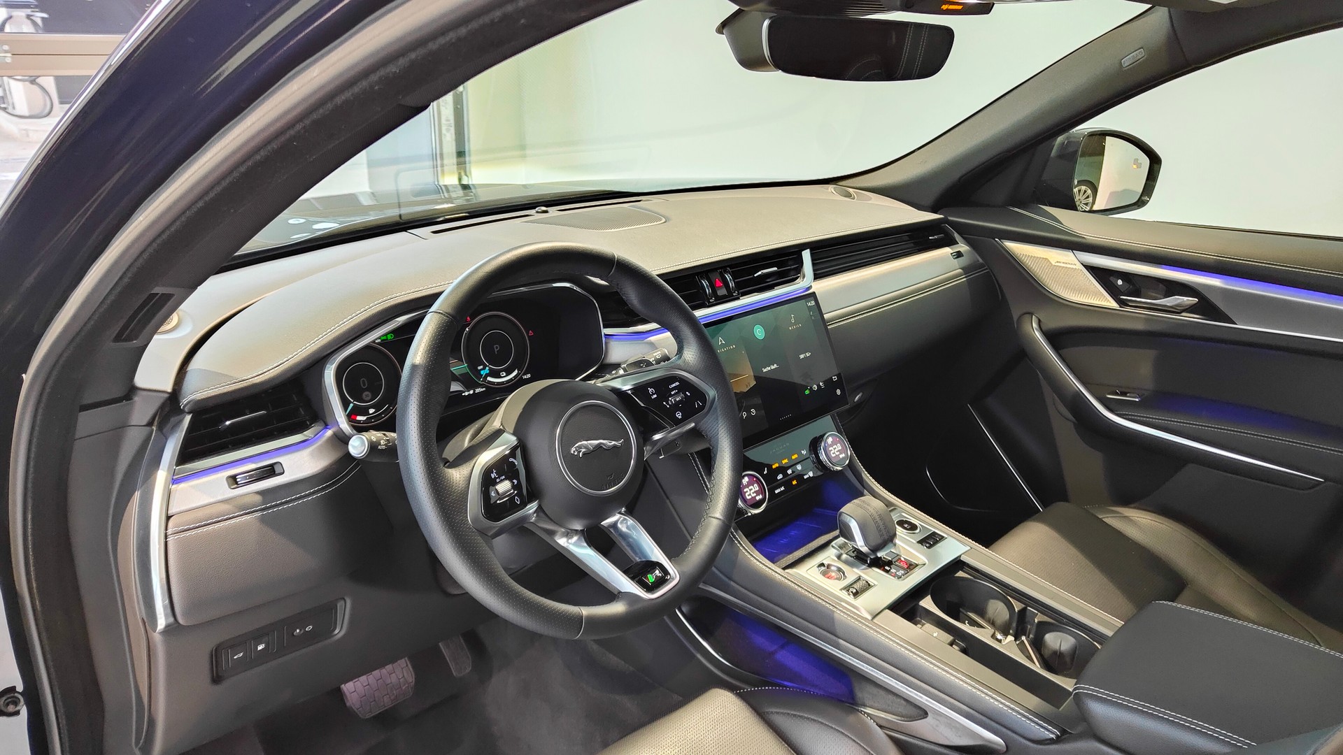 JAGUAR F-Pace 2.0 PHEV 404 R-Dynamic S AWD-image-3
