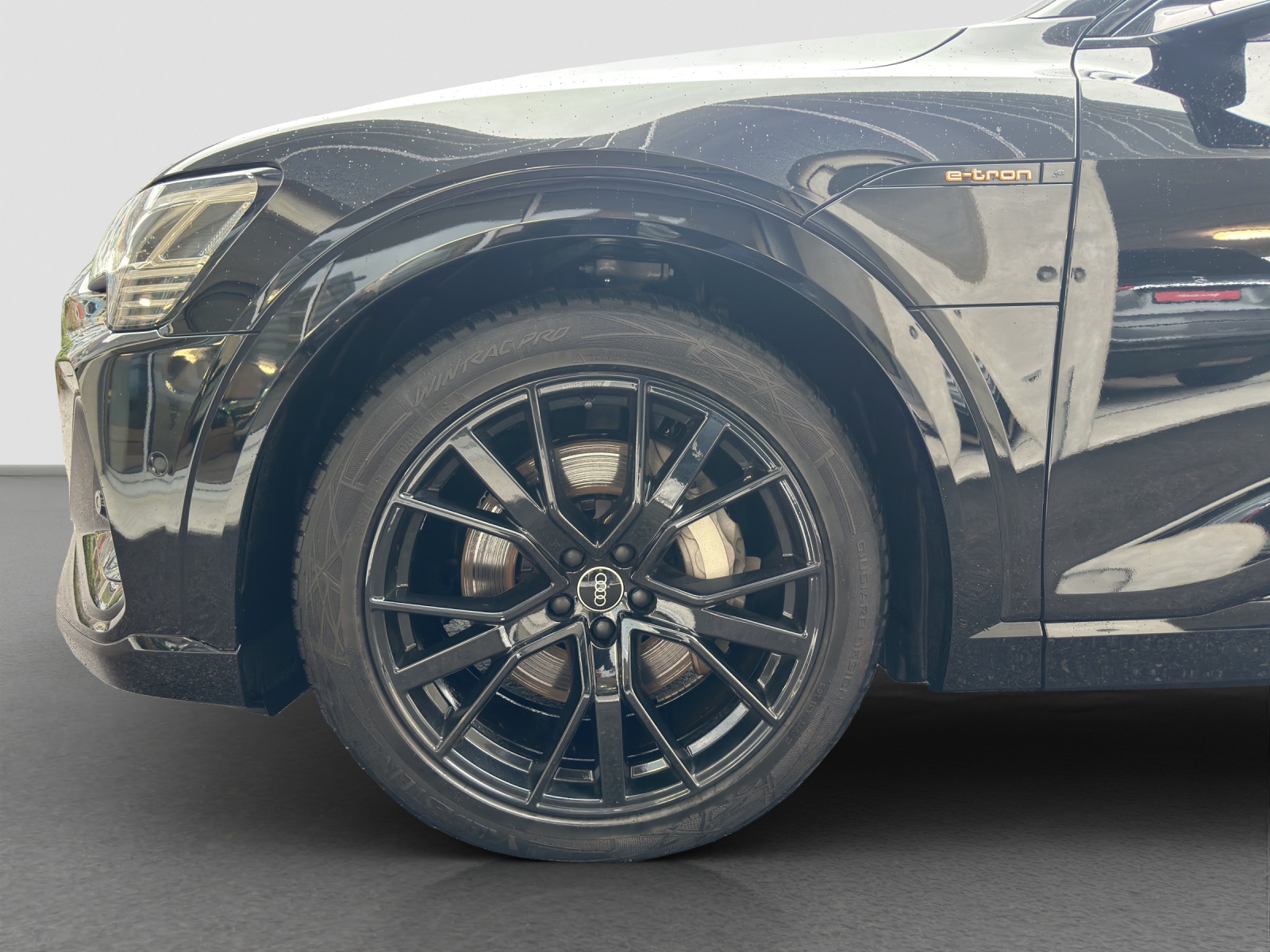 AUDI e-tron 55 S Line Black Edition quattro-image-4
