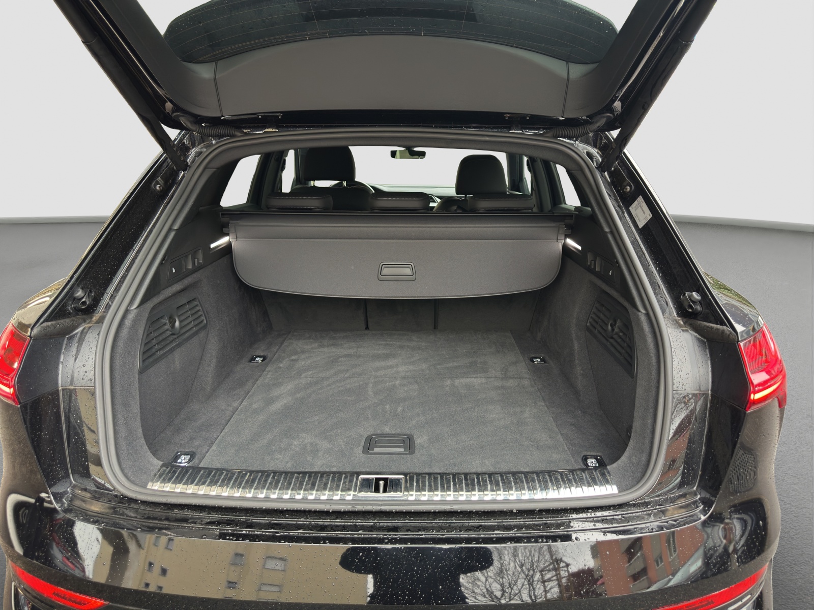 AUDI e-tron 55 S Line Black Edition quattro-image-9
