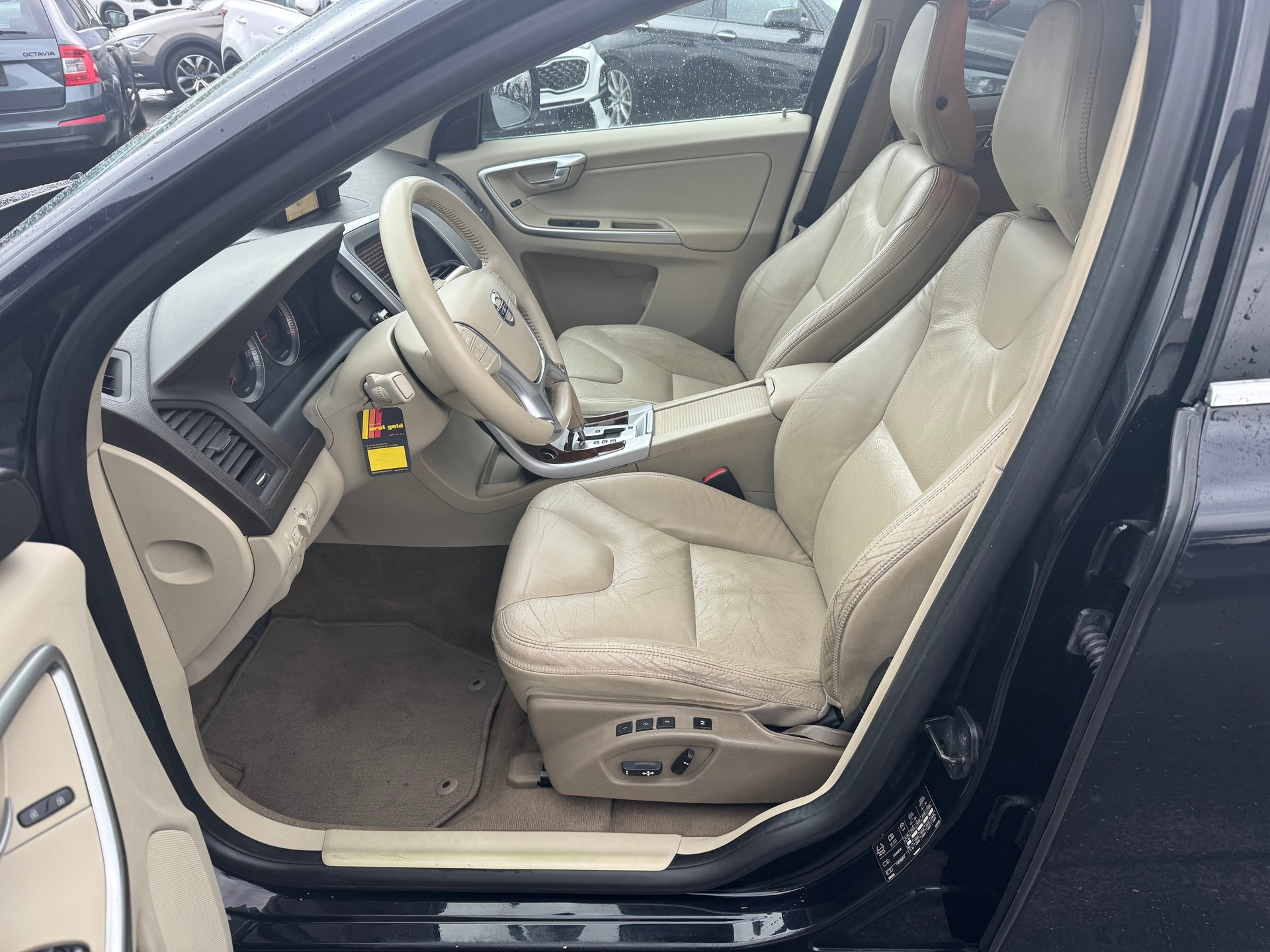 VOLVO XC60 2.4D AWD Momentum-image-7