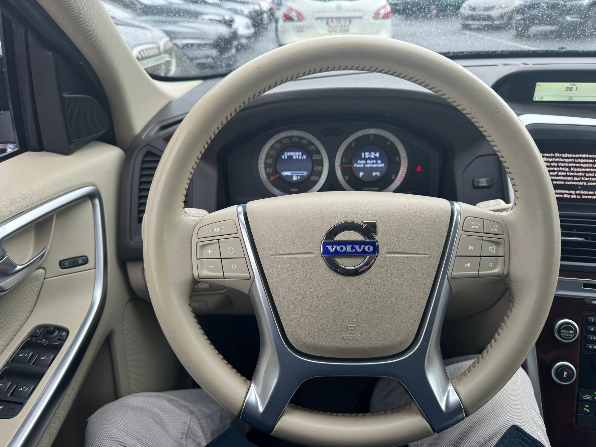 VOLVO XC60 2.4D AWD Momentum-image-10