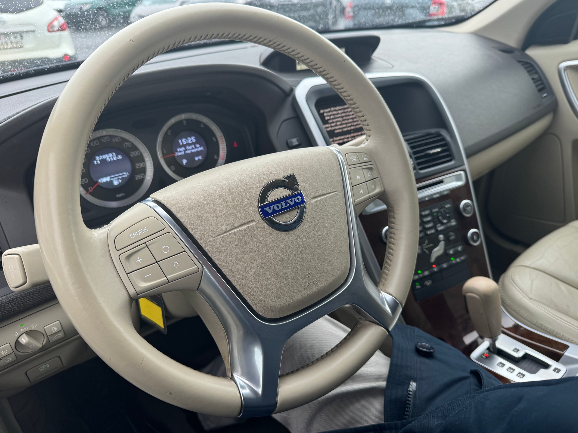 VOLVO XC60 2.4D AWD Momentum-image-14