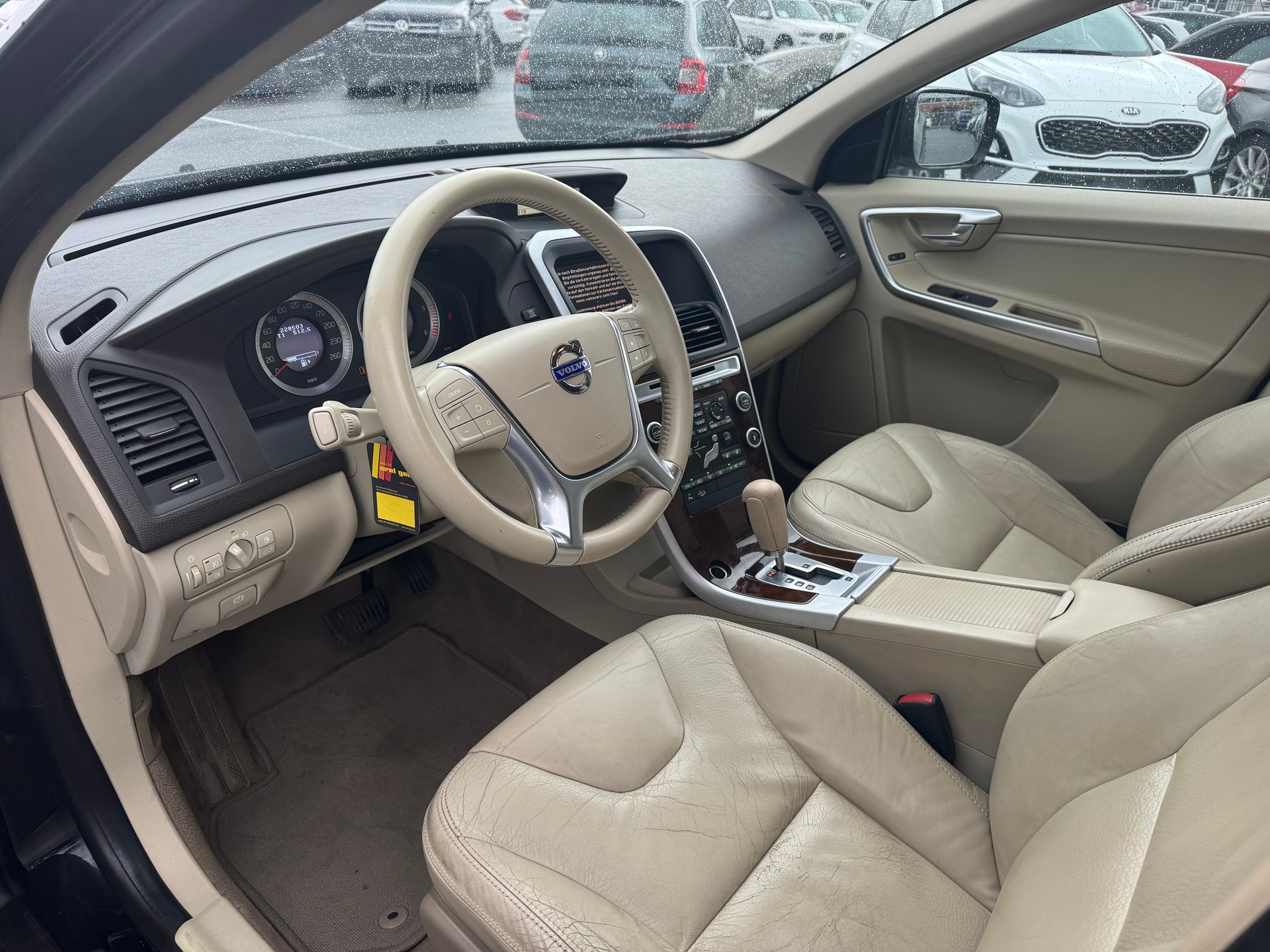 VOLVO XC60 2.4D AWD Momentum-image-9