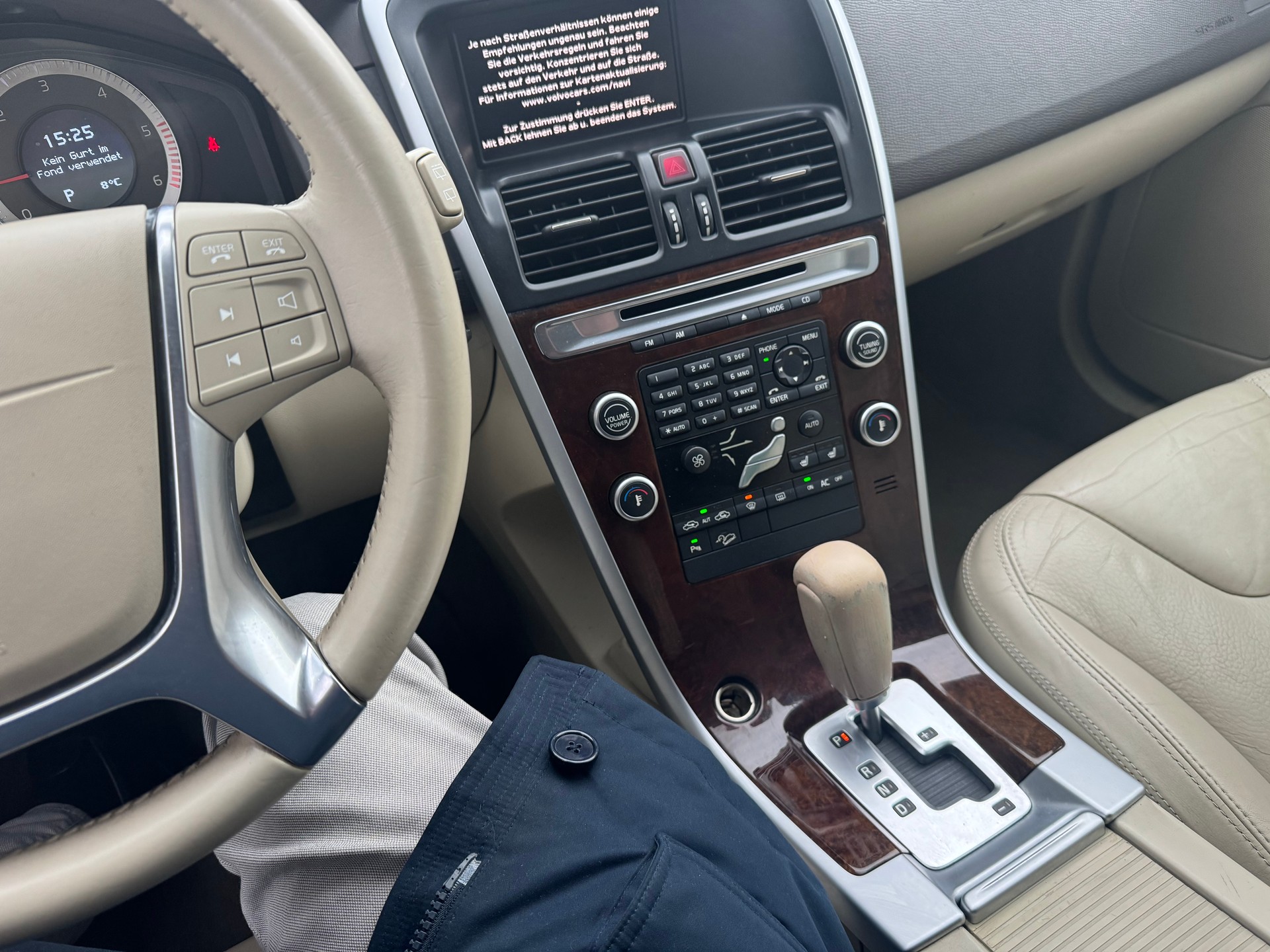 VOLVO XC60 2.4D AWD Momentum-image-13