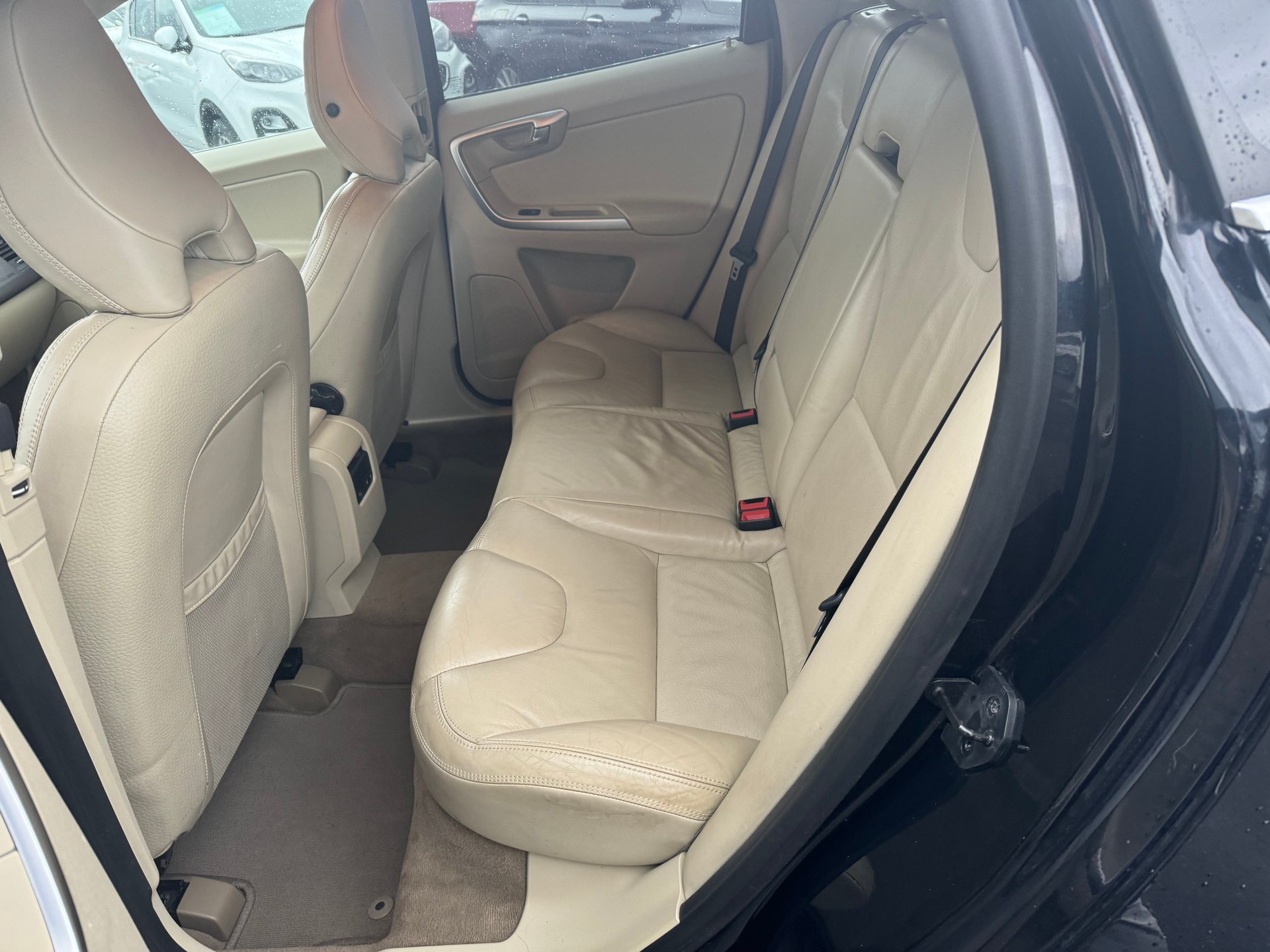 VOLVO XC60 2.4D AWD Momentum-image-6