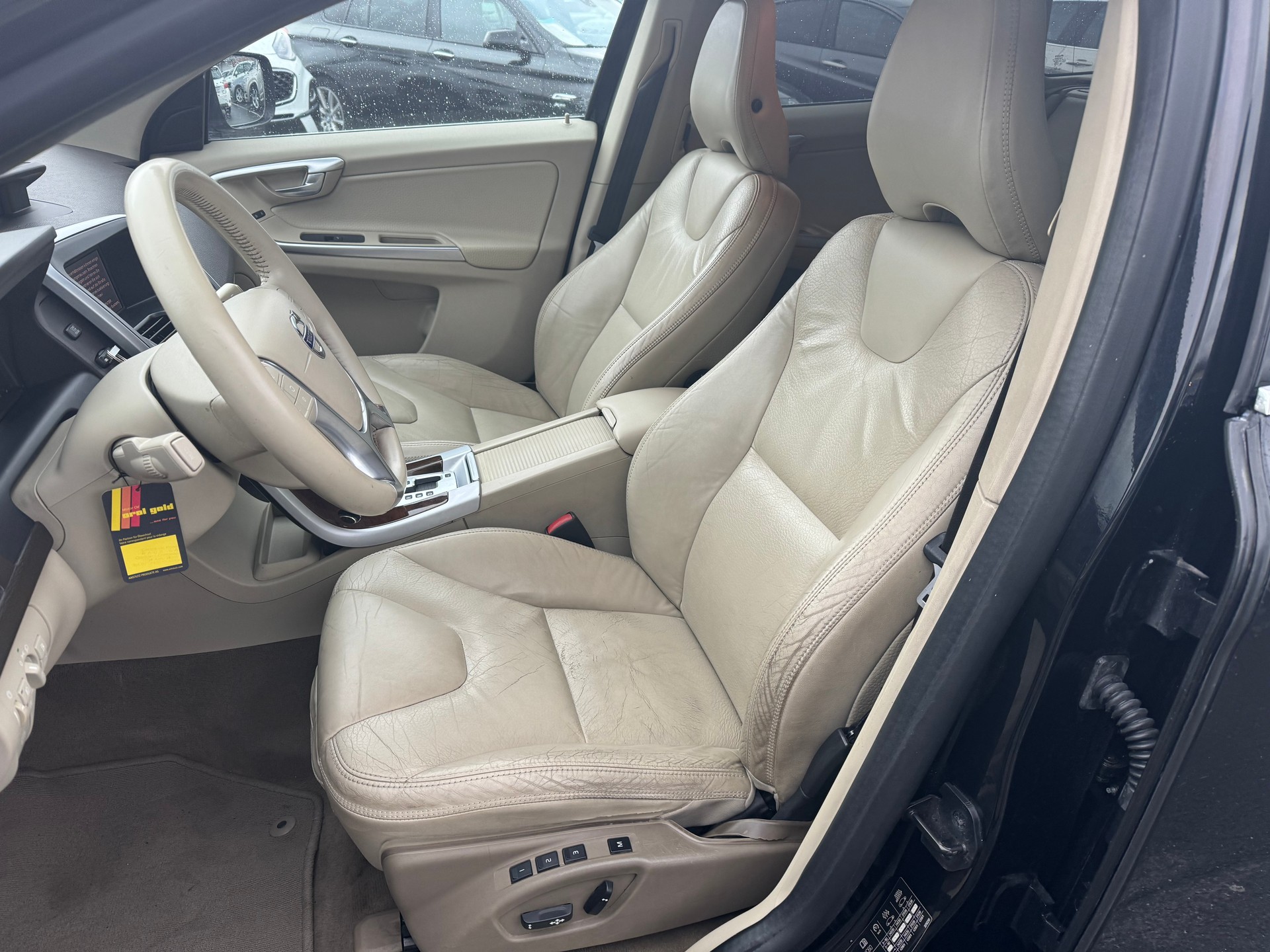 VOLVO XC60 2.4D AWD Momentum-image-8