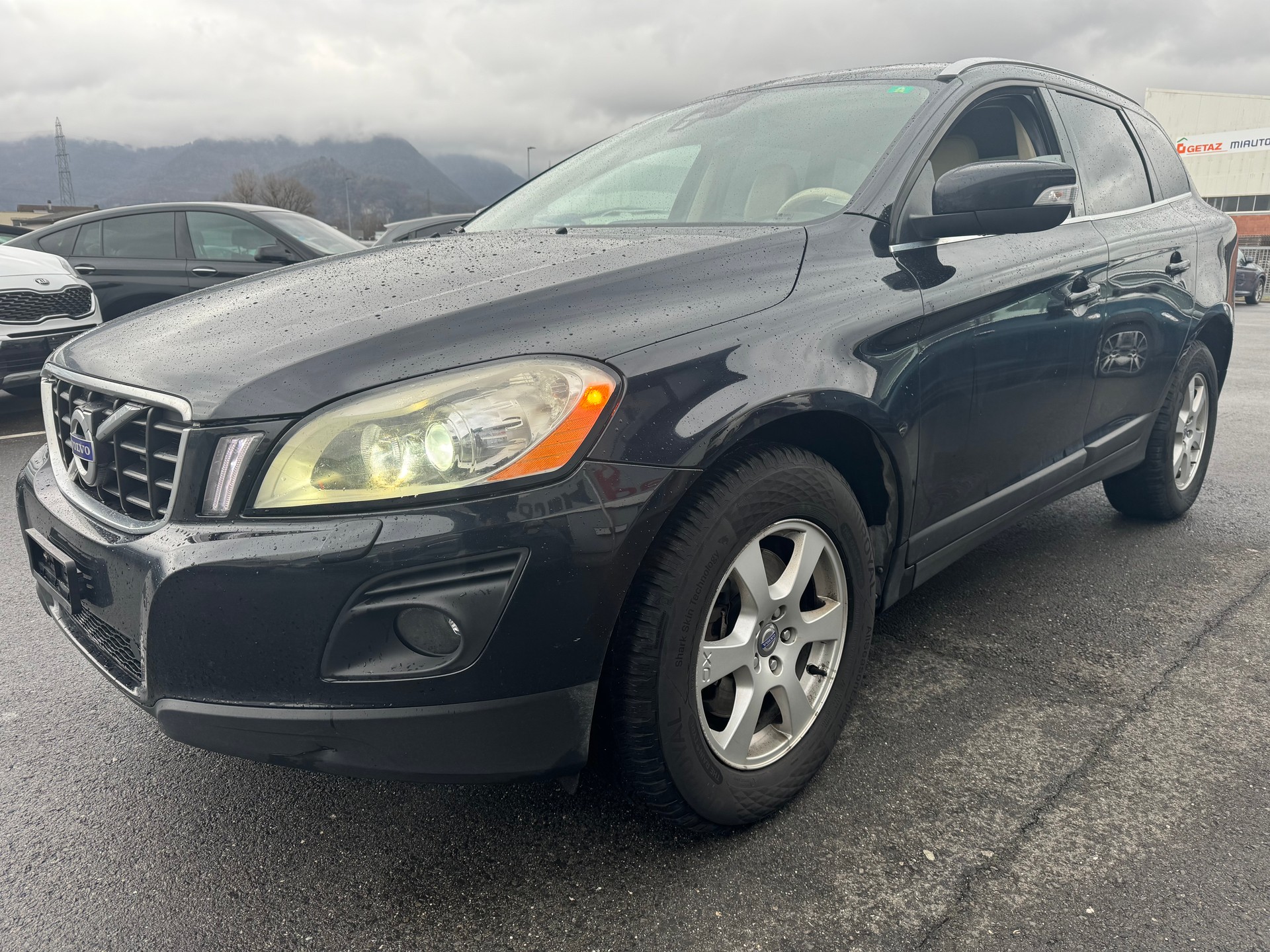 VOLVO XC60 2.4D AWD Momentum-image-0