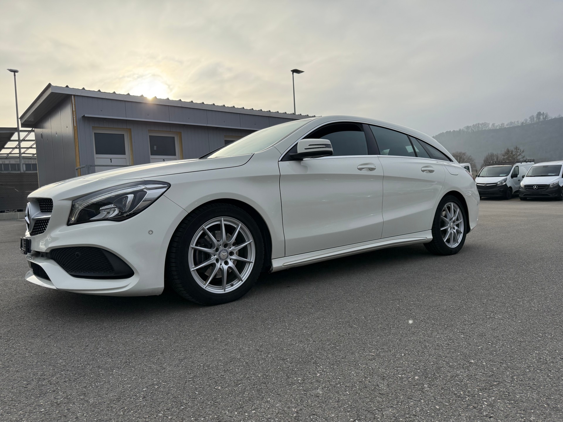 MERCEDES-BENZ CLA Shooting Brake 200 d AMG Line 4Matic 7G-DCT-image-4